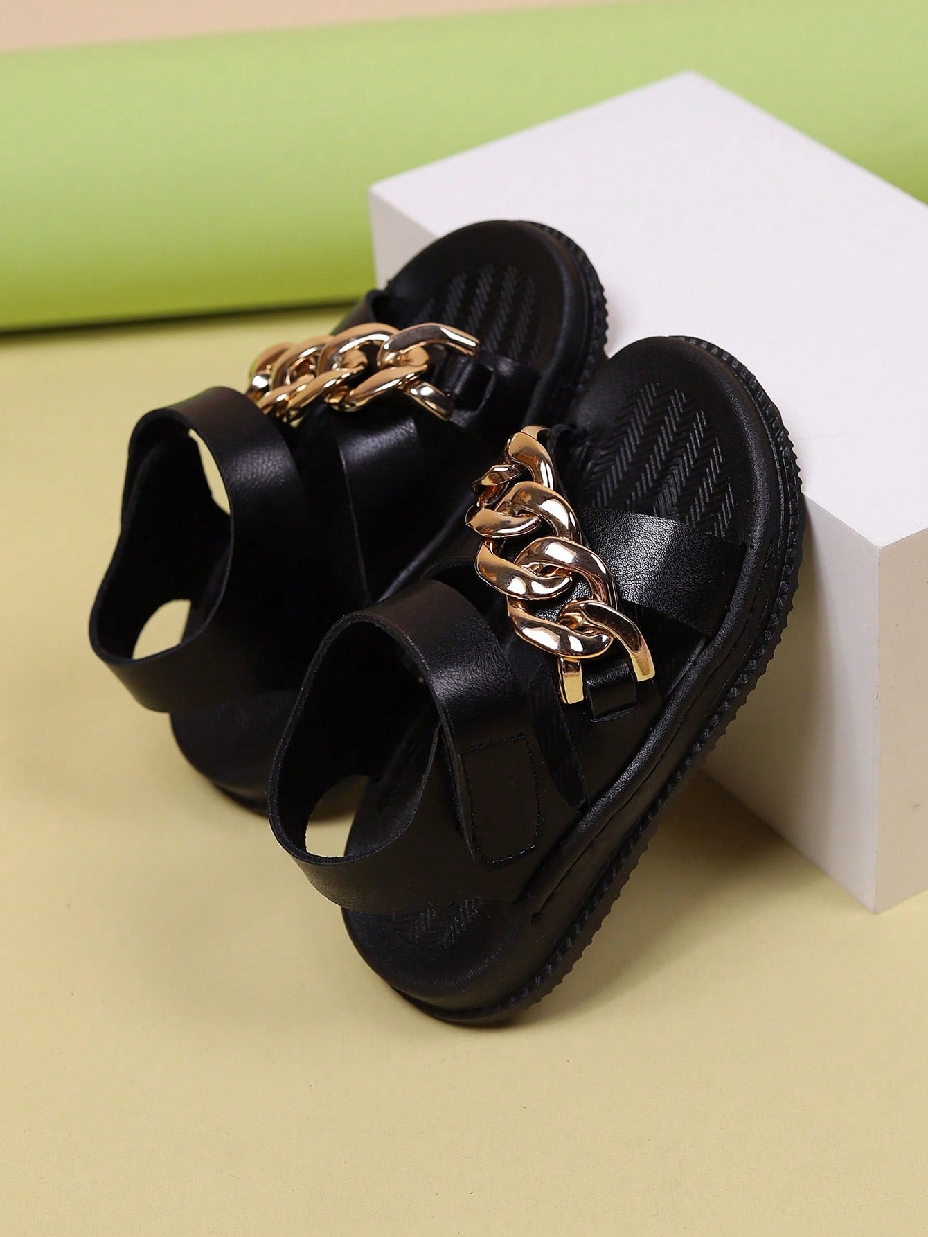 A Pair Of Fashionable And Simple New Style Flat Sandals For Girls With Metallic Chain Decoration, Comfortable And Versatile For Outdoor, Beach And Sports.