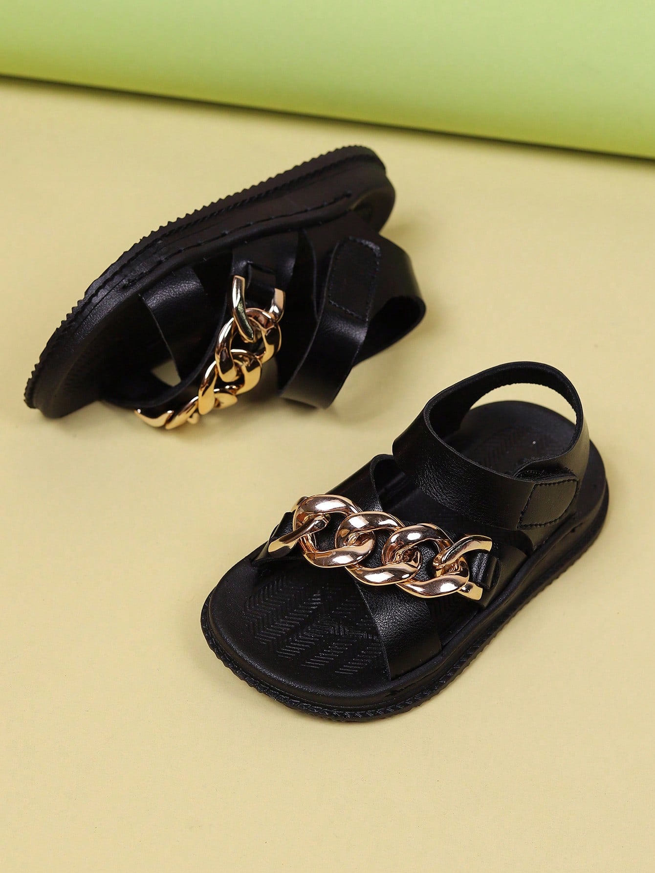 A Pair Of Fashionable And Simple New Style Flat Sandals For Girls With Metallic Chain Decoration, Comfortable And Versatile For Outdoor, Beach And Sports.