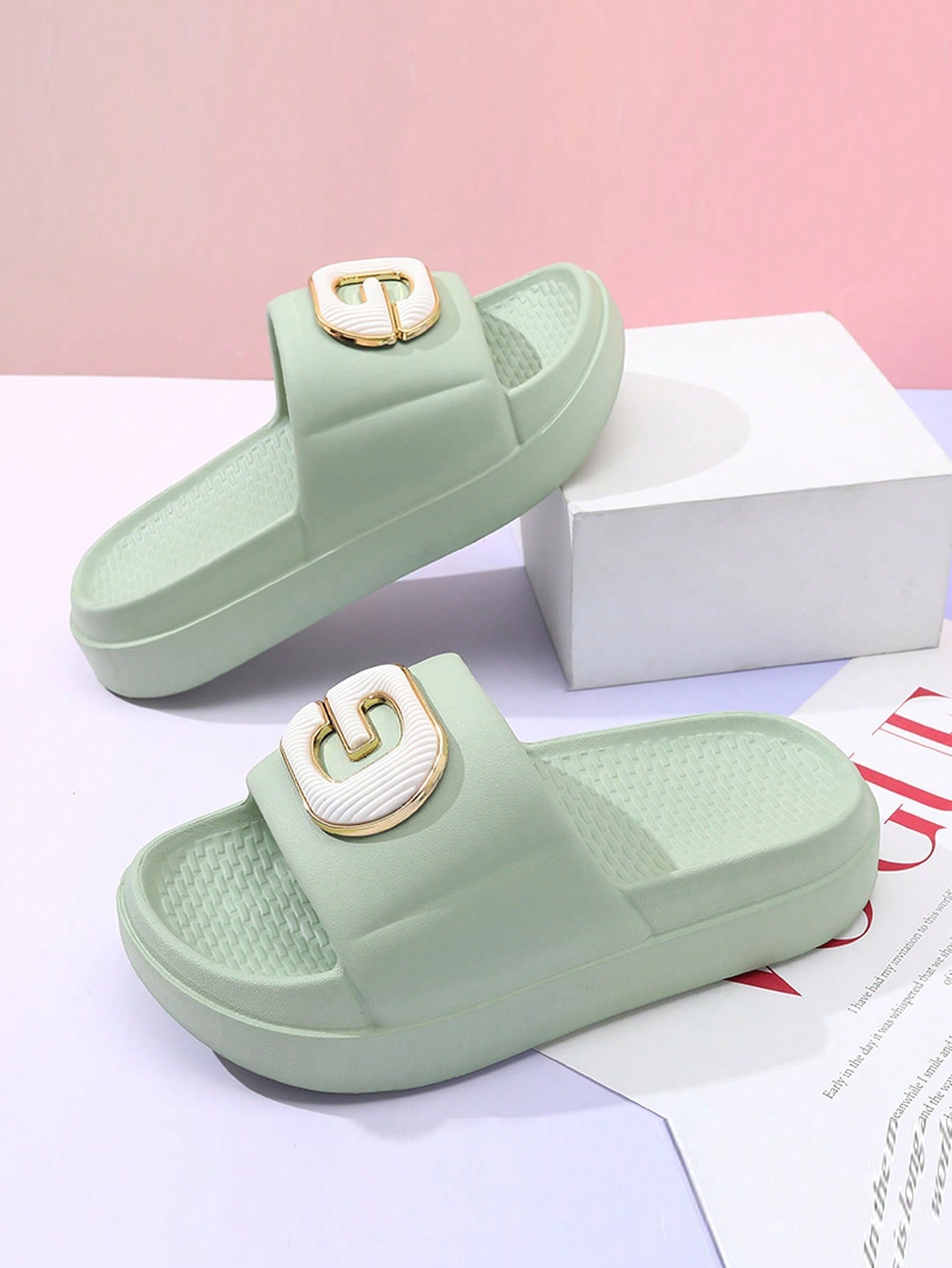 New Summer Style Simple Outdoor Women Comfortable Thick-Soled Slippers With Anti-Slip Design For Indoor Use