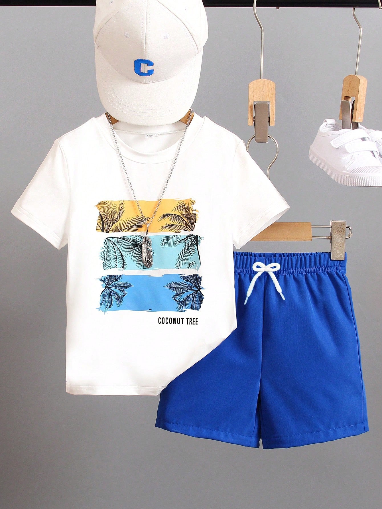 若い男の子のカジュアルなトロピカルレタープリント半袖Tシャツとショートパンツの夏セット