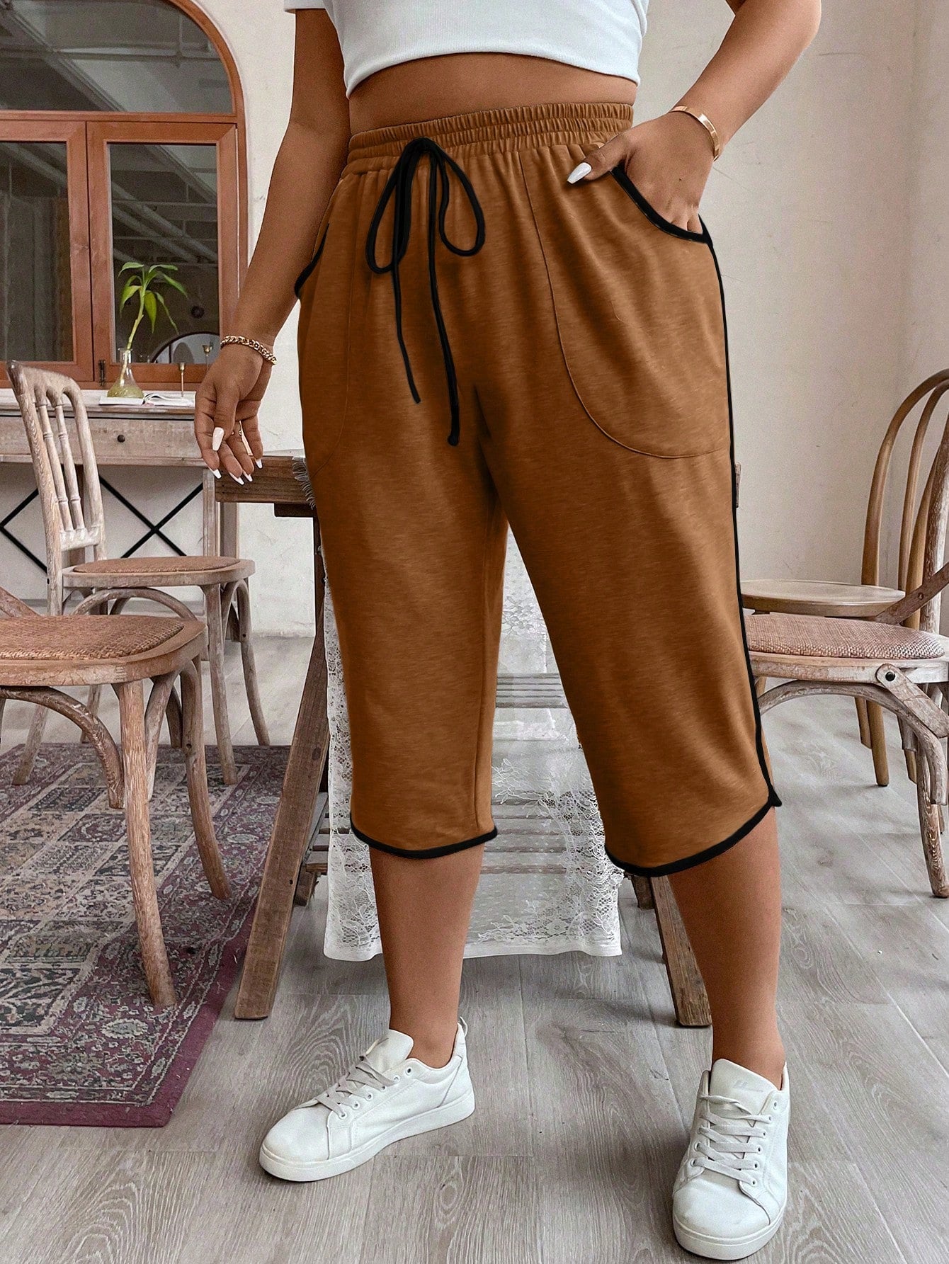 Plus Size Women Drawstring Waist Loose Fit Capri Pants With Pockets