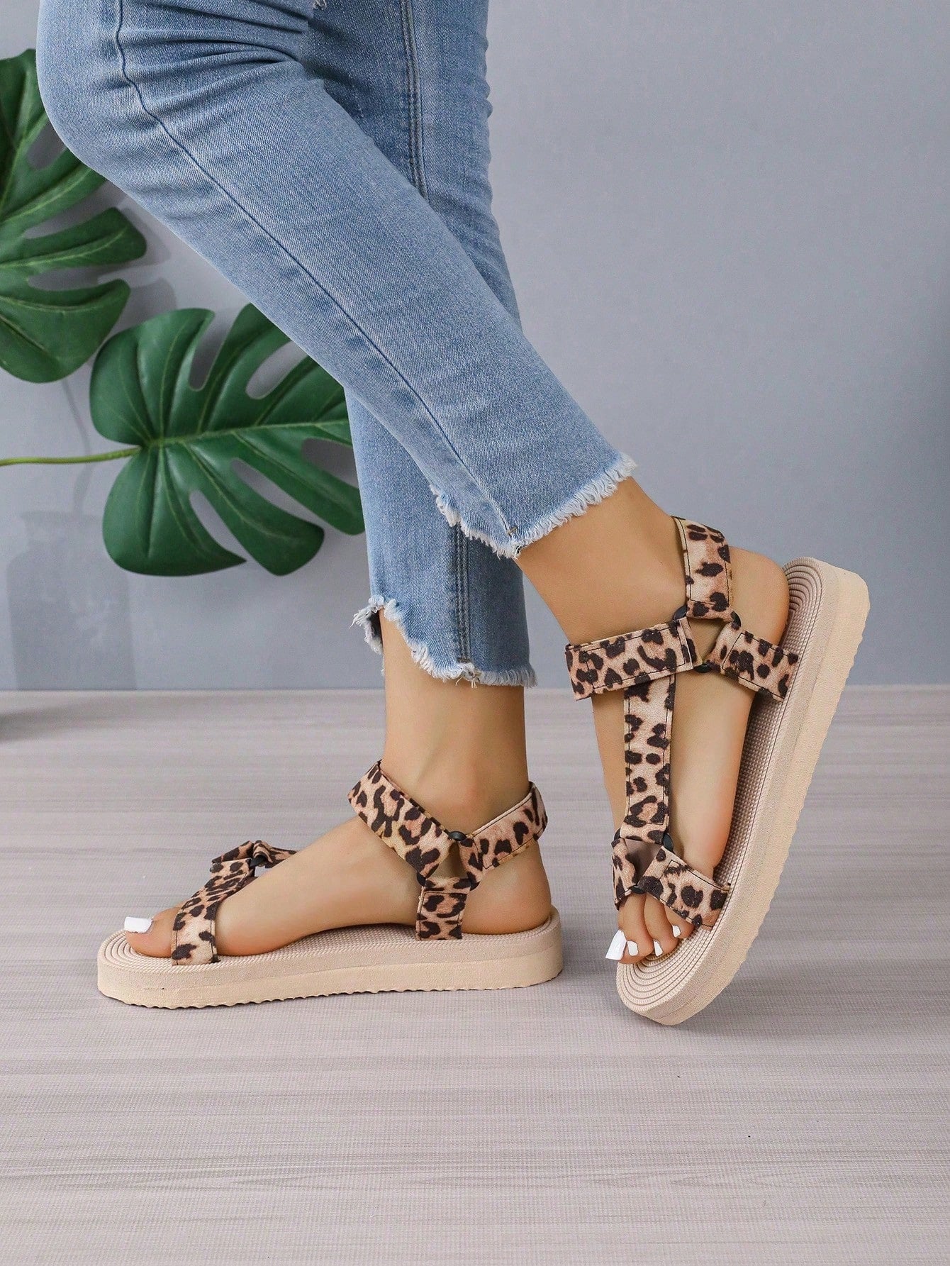 Women's Sandals, Simple And Versatile, Korean Version, 2024 New Beach Shoes, Flat Heel, Trendy And Popular Among Students