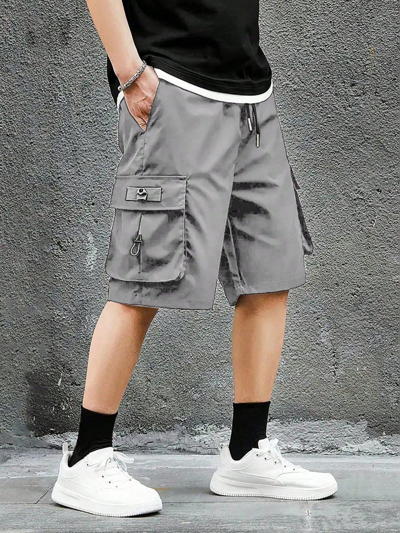 Men Plus Size Solid Color Drawstring Waist Cargo Shorts