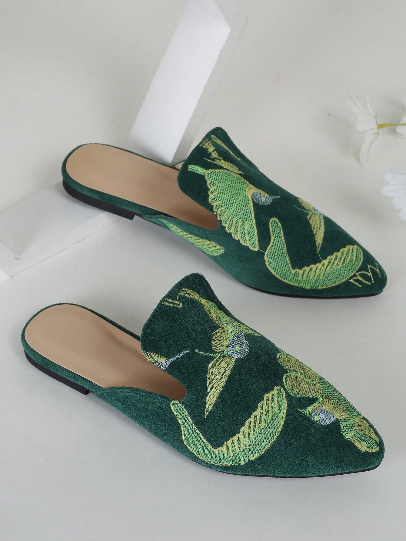 Fashionable 3D Phoenix Embroidered Pointed Toe Women Flat Shoes