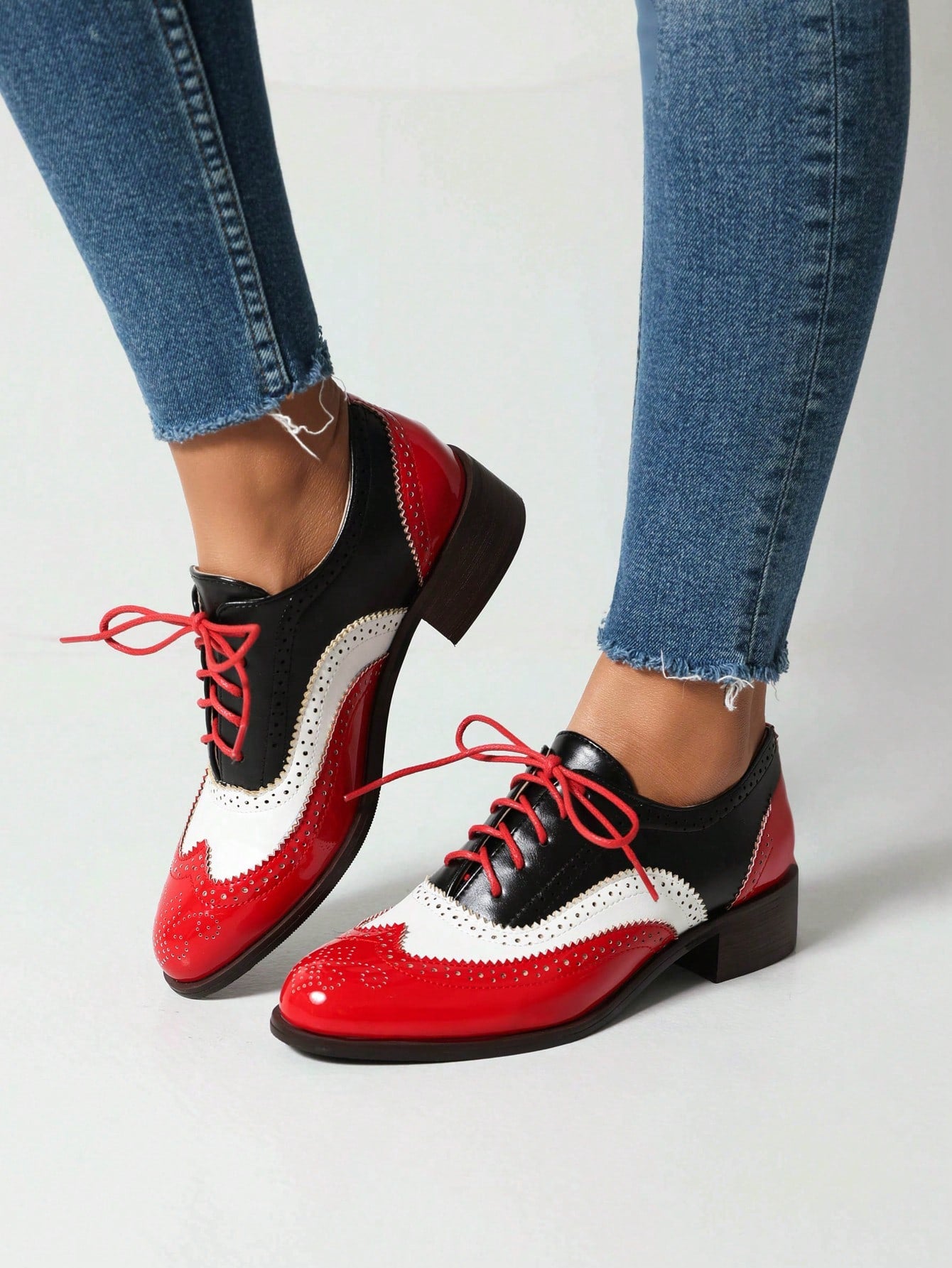 Women Flat Oxford Shoes Retro British Style Small Leather Shoes Thick Heels With Lace-Up And Color Block Design