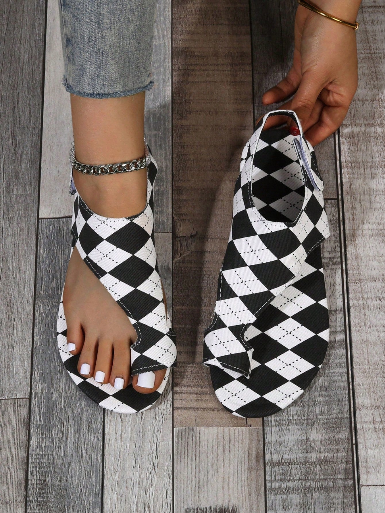 New Women Black And White Plaid Printed Fashionable And Comfortable Round Toe Flip-Flops With Flat Soles