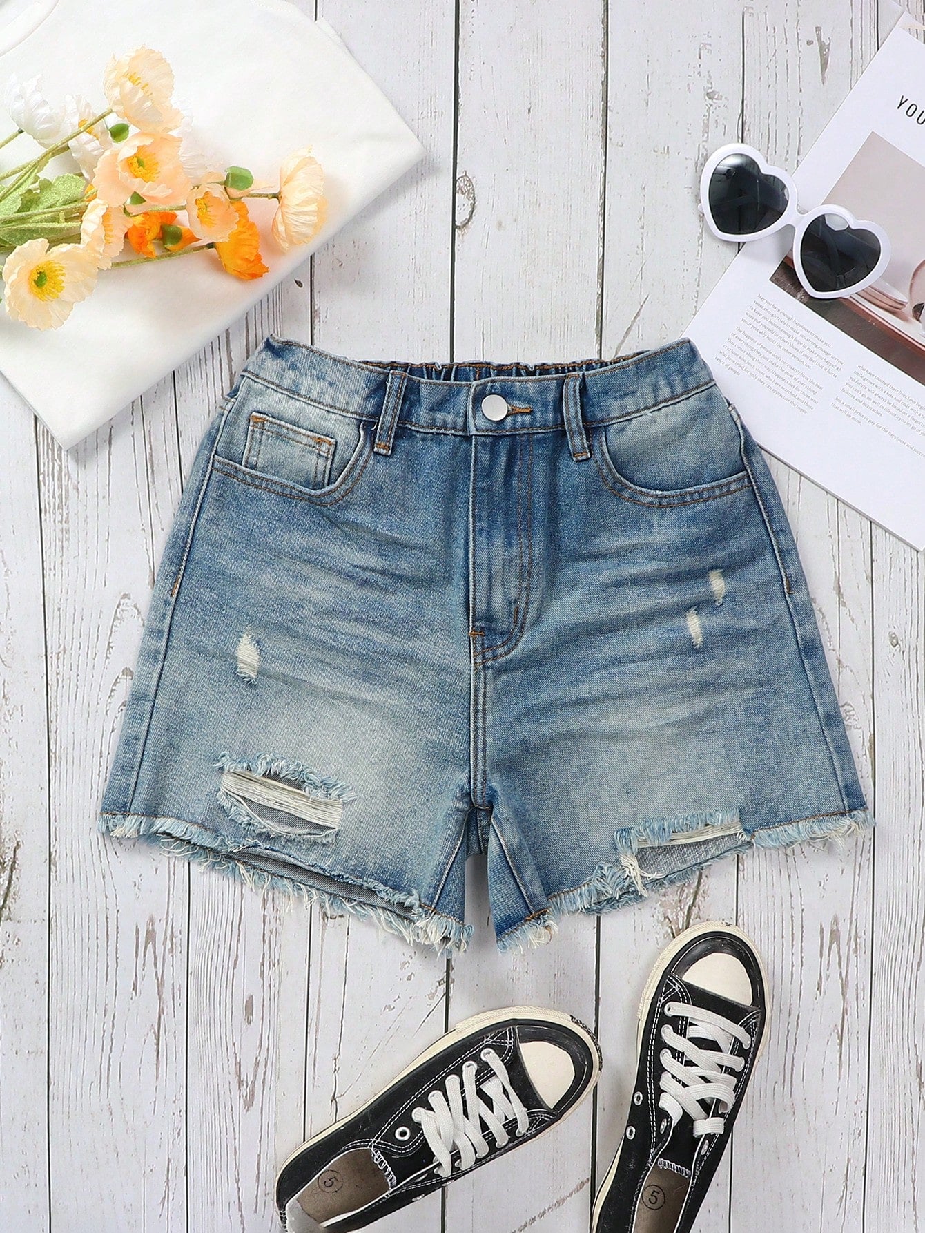 Teenage Girls' Cute And Elegant Medium Wash Ripped And Wrinkled Denim Shorts