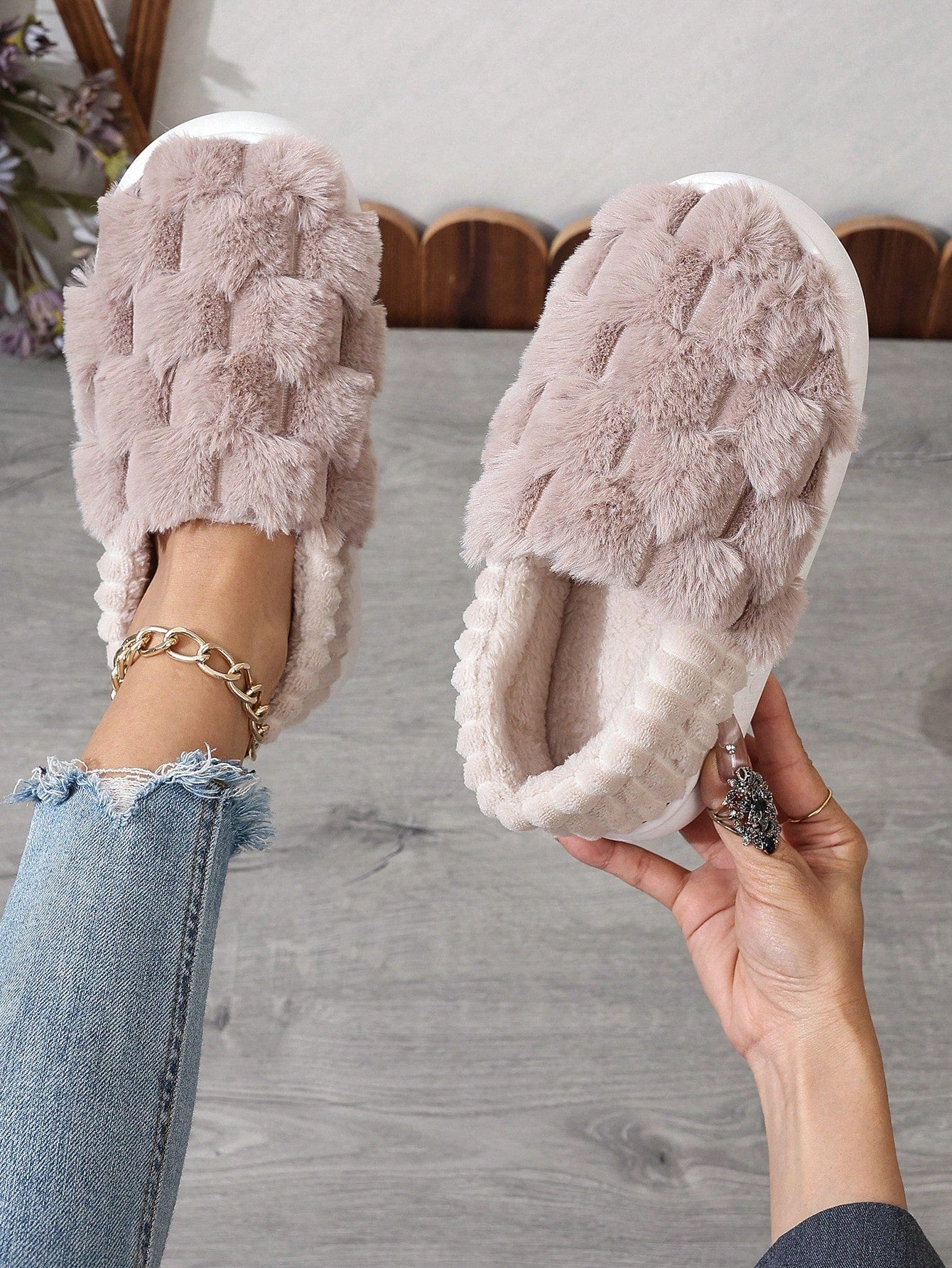 Women Fashionable And Comfortable Round-Toe Beige Splice Plush Flat Indoor Slippers For Warmth