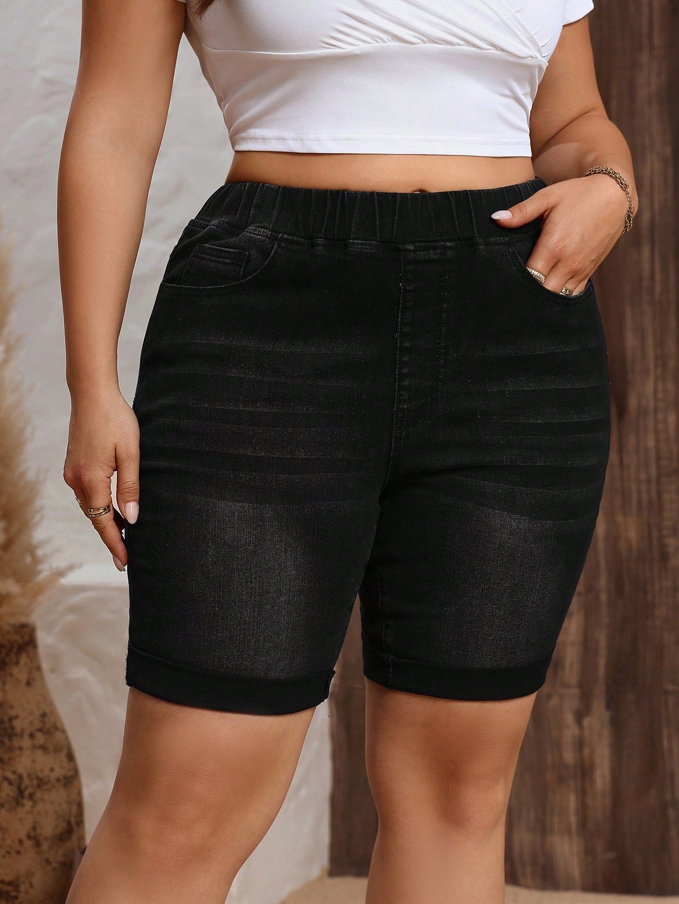 Plus Size Women's Elastic Waist Denim Shorts With Pockets And Rolled Hem Design For Casual Wear