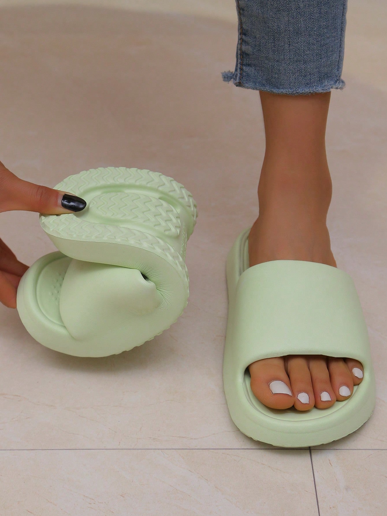 Women Fashionable Soft And Comfortable Slippers, Bath And Shower Waterproof Sandals