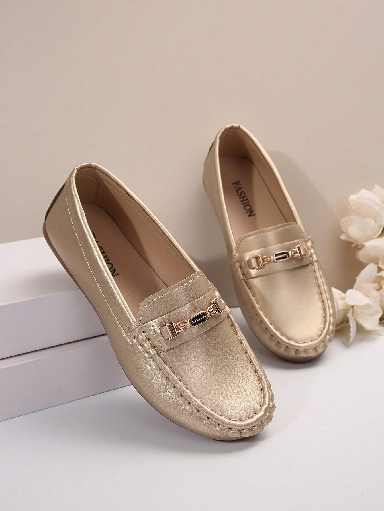 Women Gold Flat Shoes With Metal Chain, Hand-Sewn Thread, Suitable For Spring And Autumn