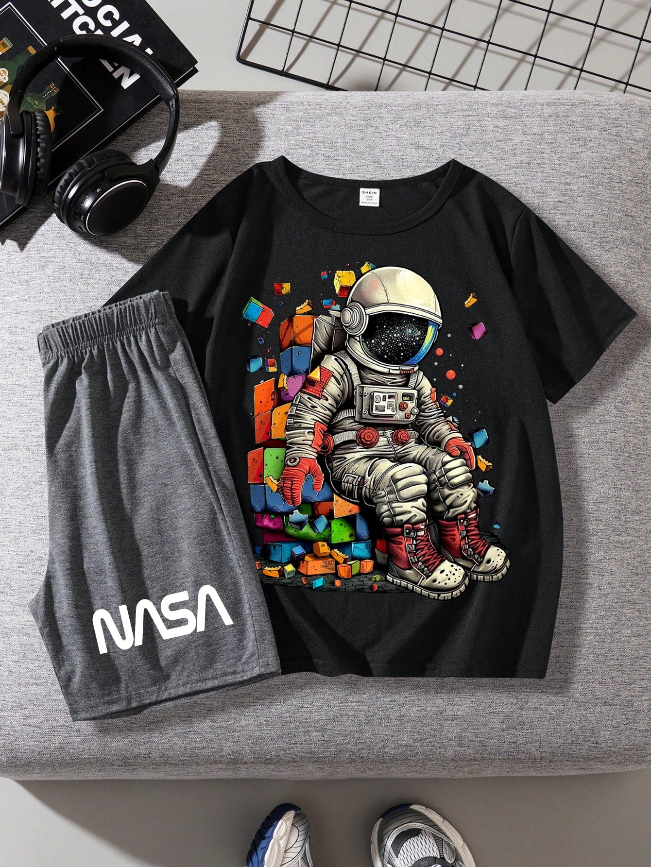 Tween Boy Casual Simple Cartoon Astronaut Pattern Short Sleeve T-Shirt And Shorts Set, Suitable For Summer