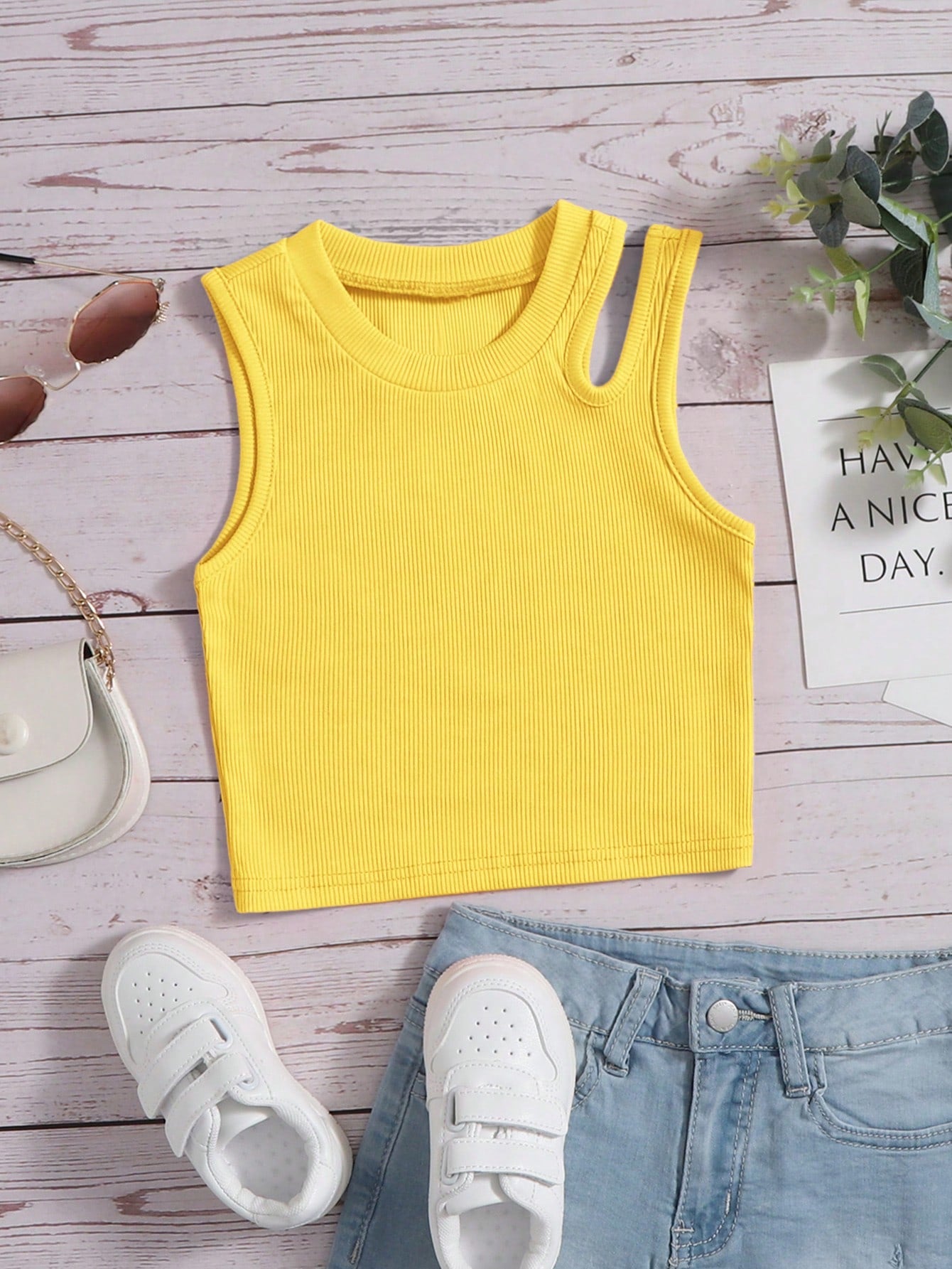 Young Girl Casual And Comfortable Sleeveless Camisole With Round Neck, Plain Color Tank Top