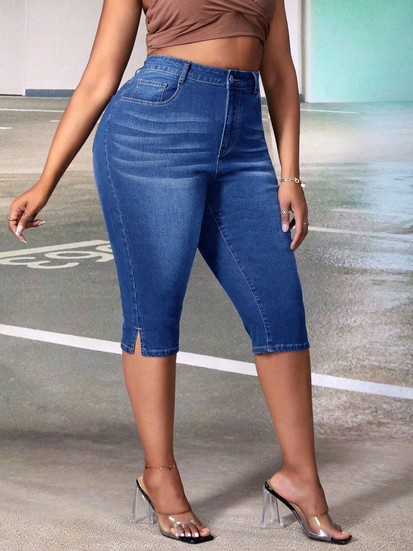 Plus Size Solid Color Buttoned Slit Stretchy Capri Jeans With Pockets