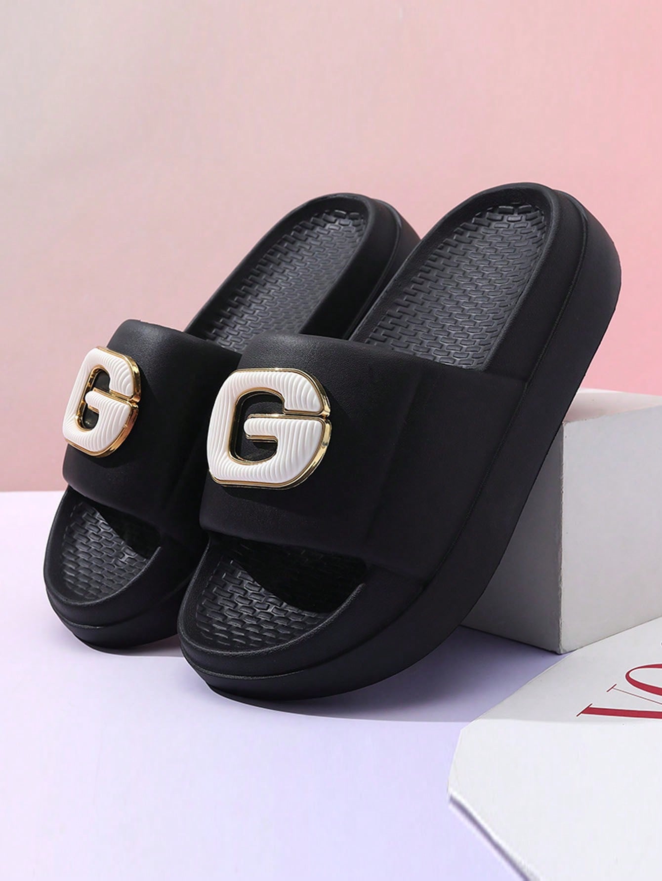 New Summer Style Simple Outdoor Women Comfortable Thick-Soled Slippers With Anti-Slip Design For Indoor Use