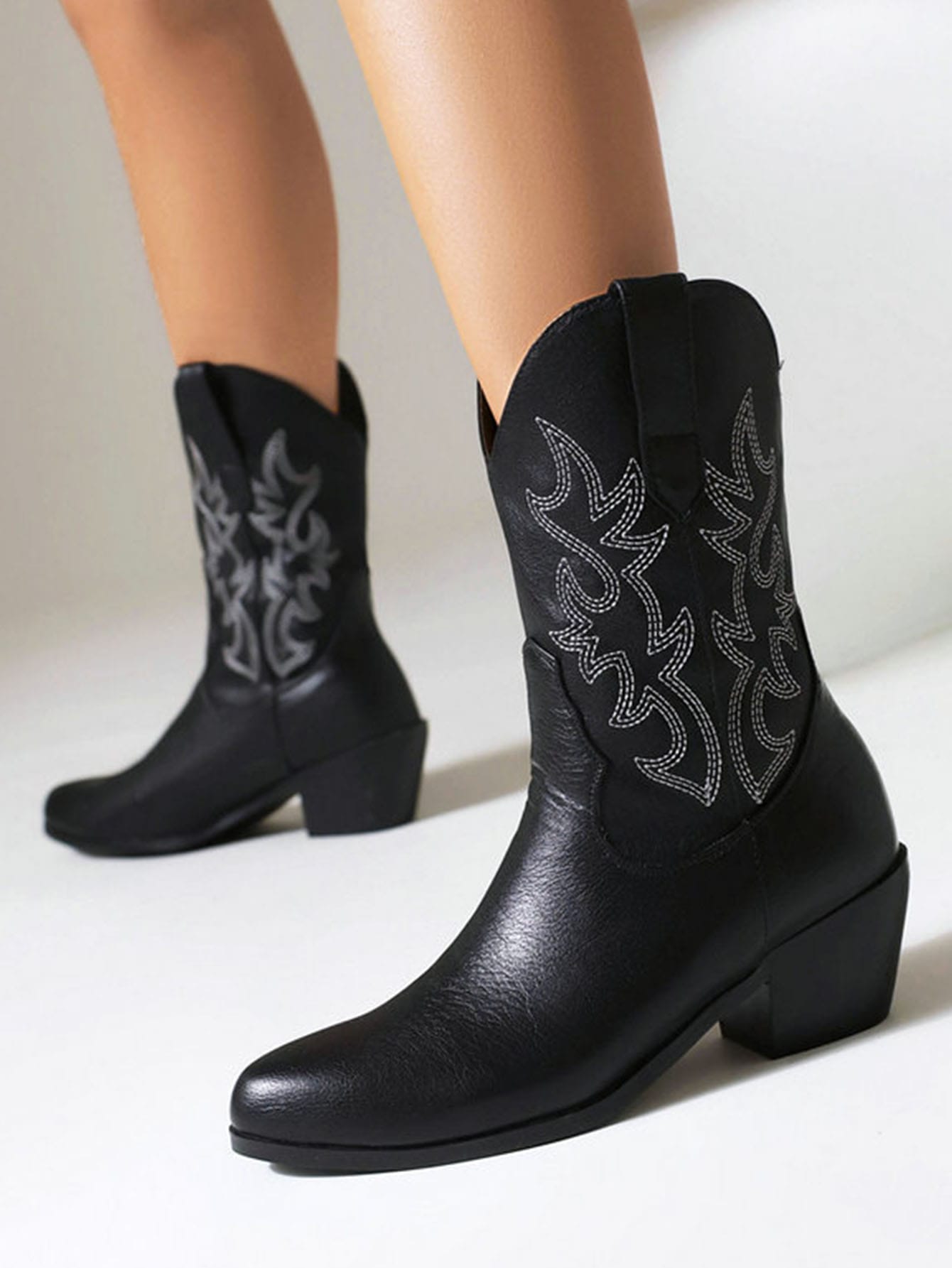 Women's Western Ankle Cowboy Boots Fashion Embroidered Solid Block Chunky Heels Retro Pull On Cowgirl Shoes