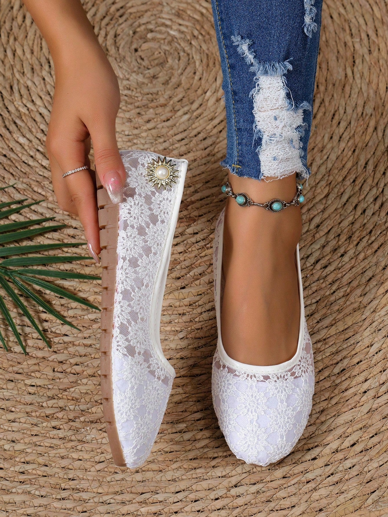 New Women White Comfortable Breathable Round Toe Flat Shoes With Fashionable Simple & Versatile Floral Patterned Metallic Details Slip-On Casual Shoes