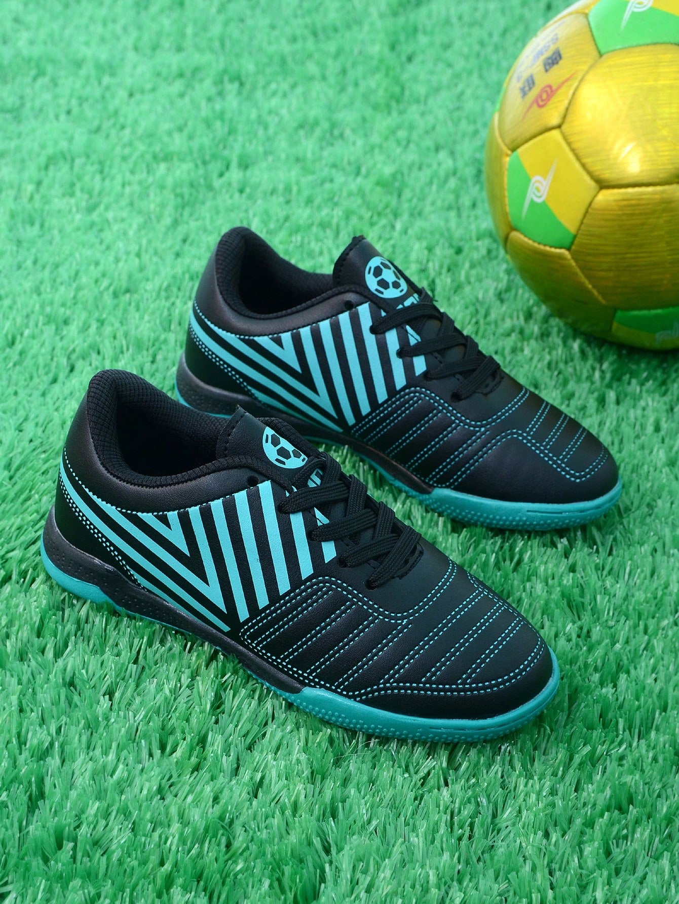 2024 New Unisex Kids Soccer Shoes, Antiskid Student Training Grass Football Shoes