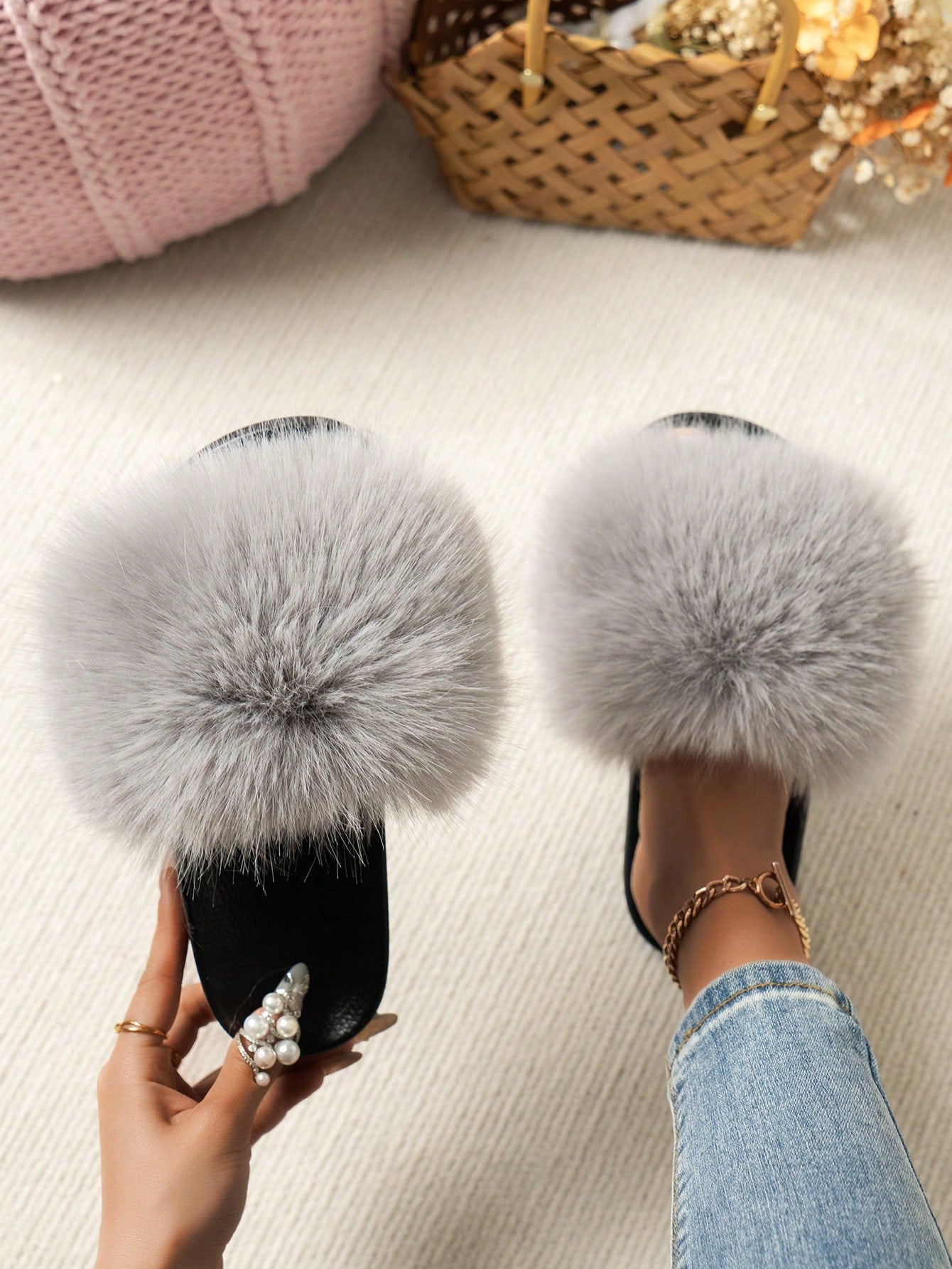 Autumn & Winter Plush Slippers For Women, Popular Fashion Indoor & Outdoor Flat Furry Ins Soft Sole One-word Slides