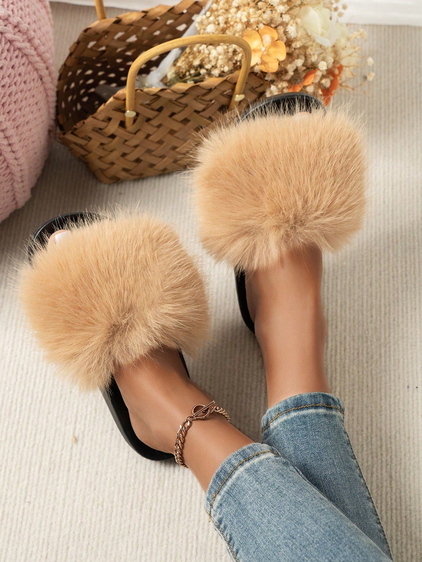 Autumn & Winter Plush Slippers For Women, Popular Fashion Indoor & Outdoor Flat Furry Ins Soft Sole One-word Slides