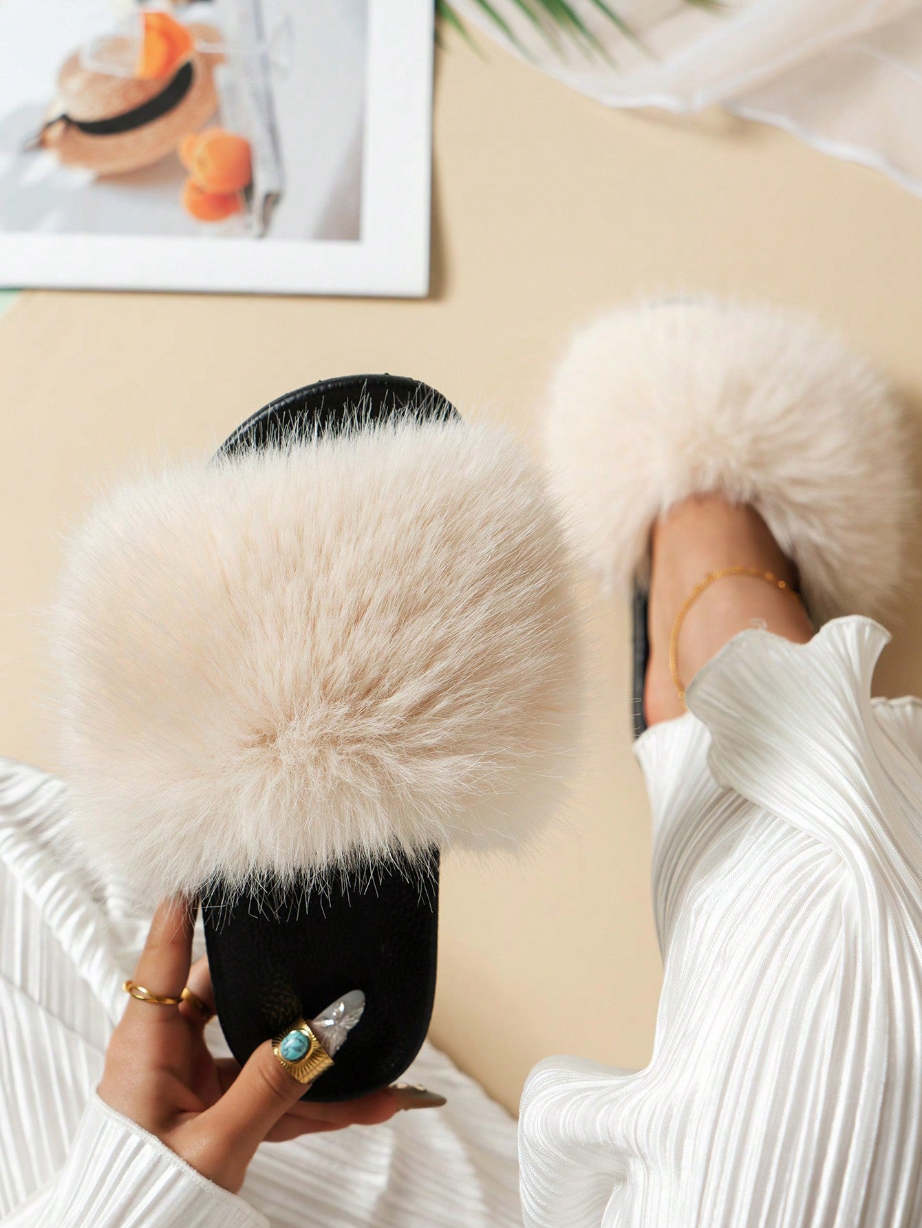 Women Winter Fur Slippers, Indoors And Outdoors, Flat Anti-Slip Soft Base Sandals With Faux Leather & Fur Design, Ins Fashion, Internet Celebrity Trend