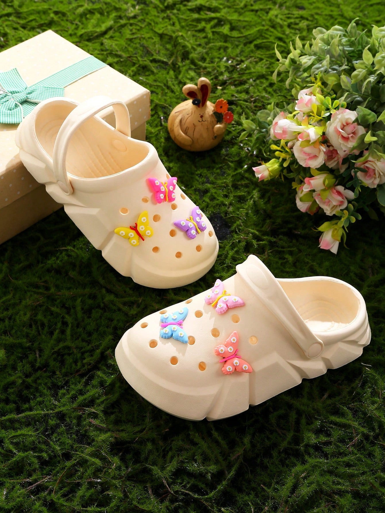 Casual Breathable Clogs With Cute Cartoon Charms For Girls, Quick Drying Lightweight Anti Slip Clogs For Indoor Outdoor Shower Beach Pool, All Seasons