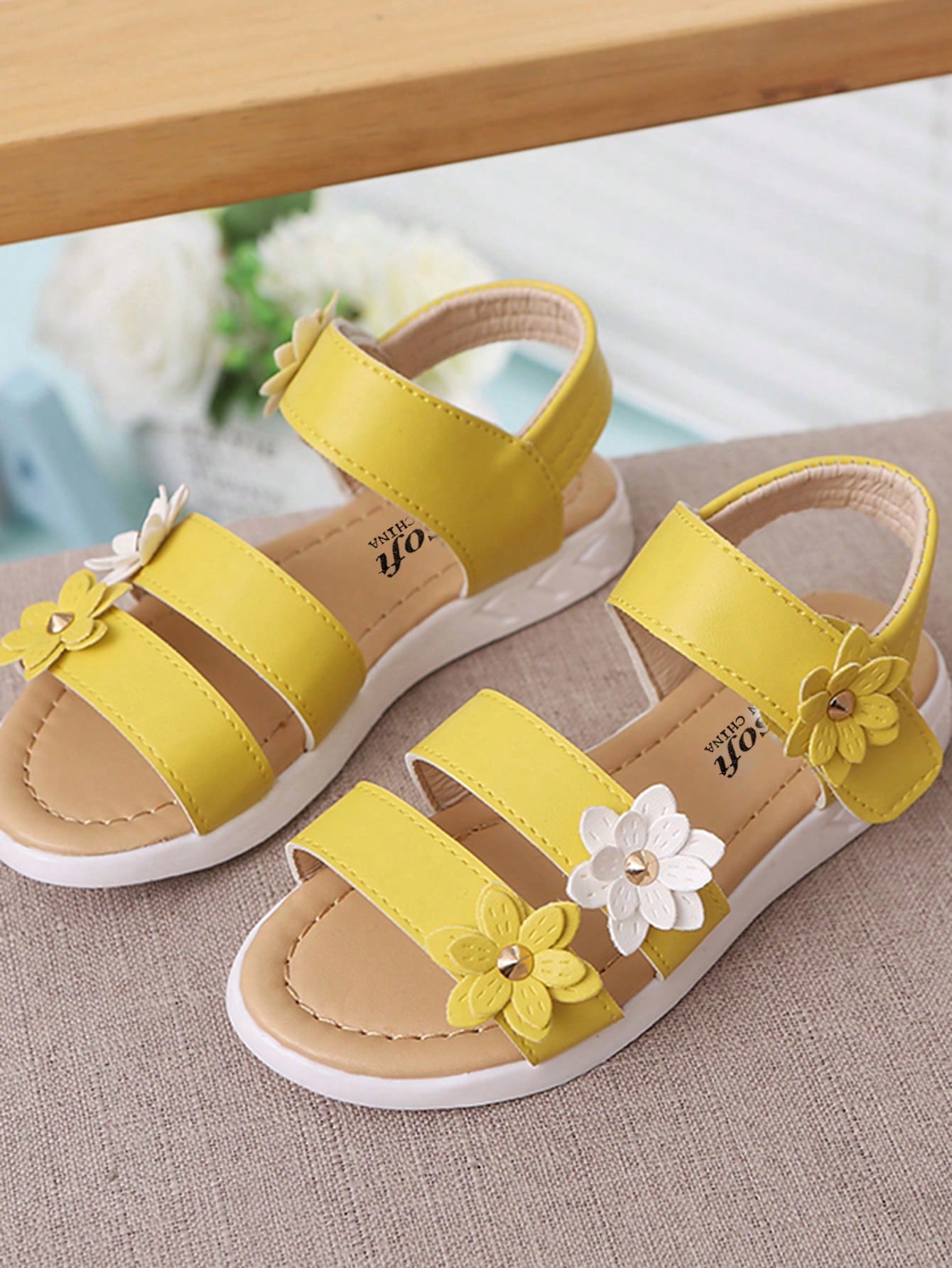 Kids Comfortable Lightweight Flat Sandals With Flower Detailing For Girls Fashionable Trendy Shoes