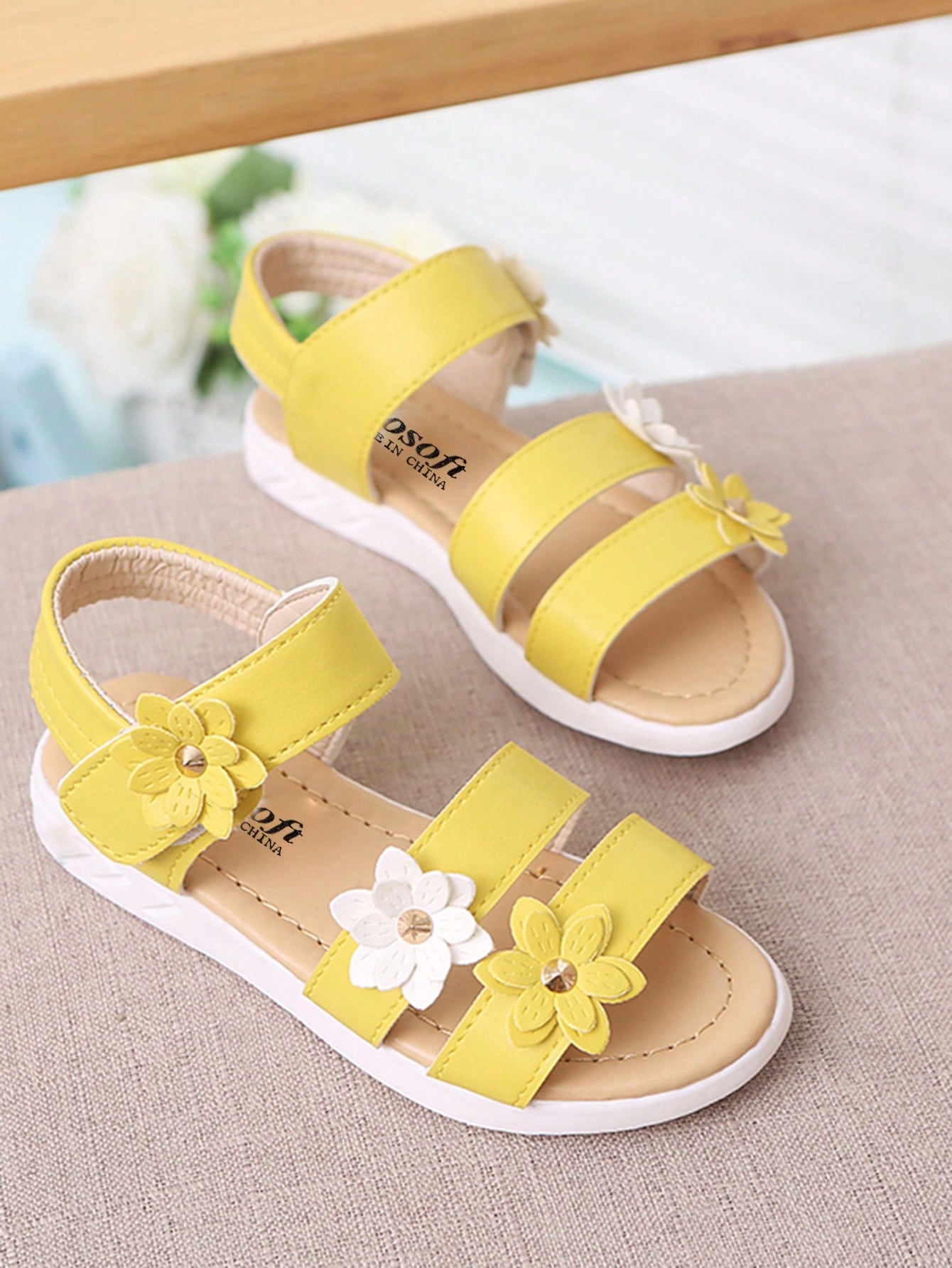 Kids Comfortable Lightweight Flat Sandals With Flower Detailing For Girls Fashionable Trendy Shoes