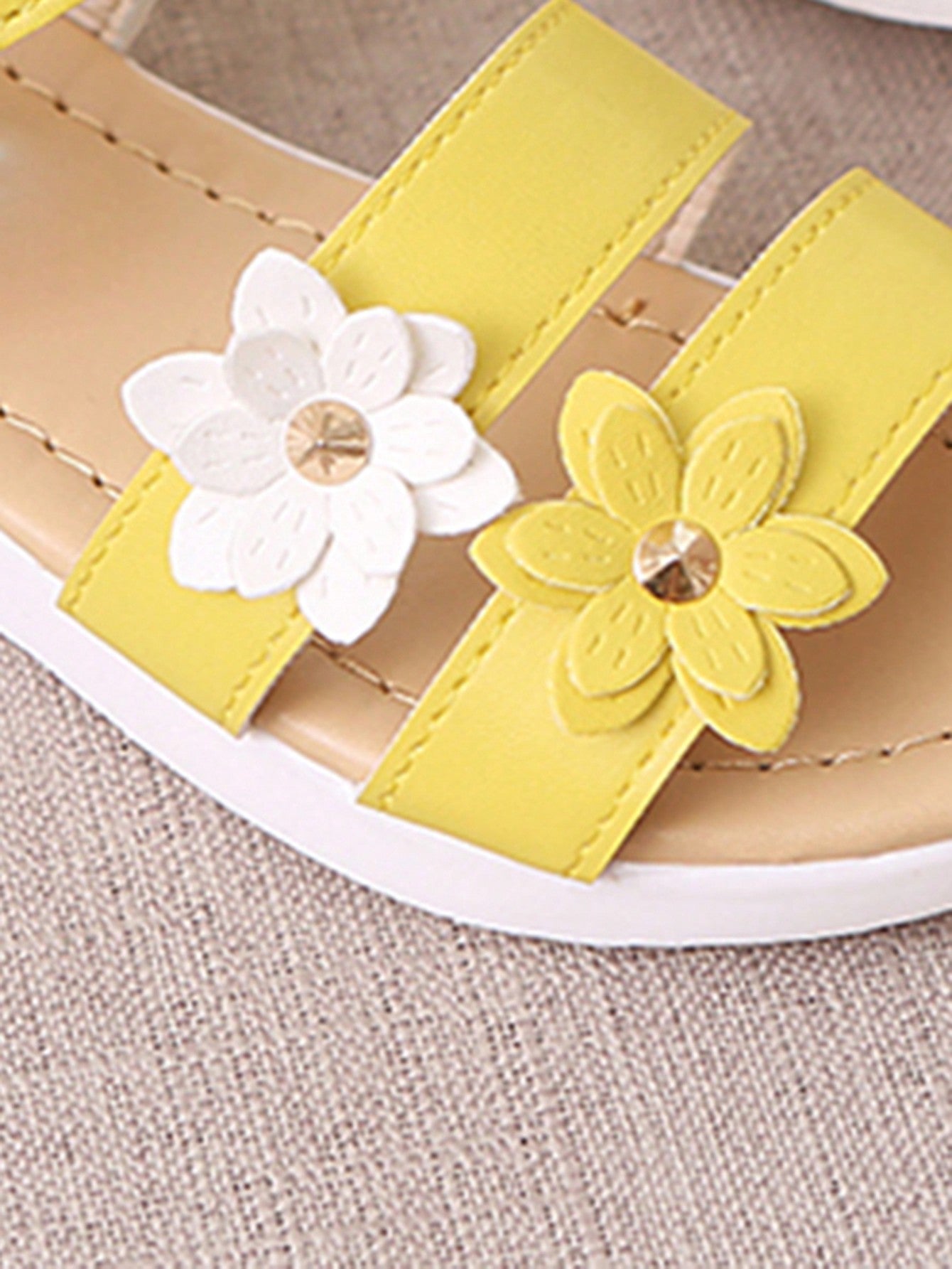 Kids Comfortable Lightweight Flat Sandals With Flower Detailing For Girls Fashionable Trendy Shoes