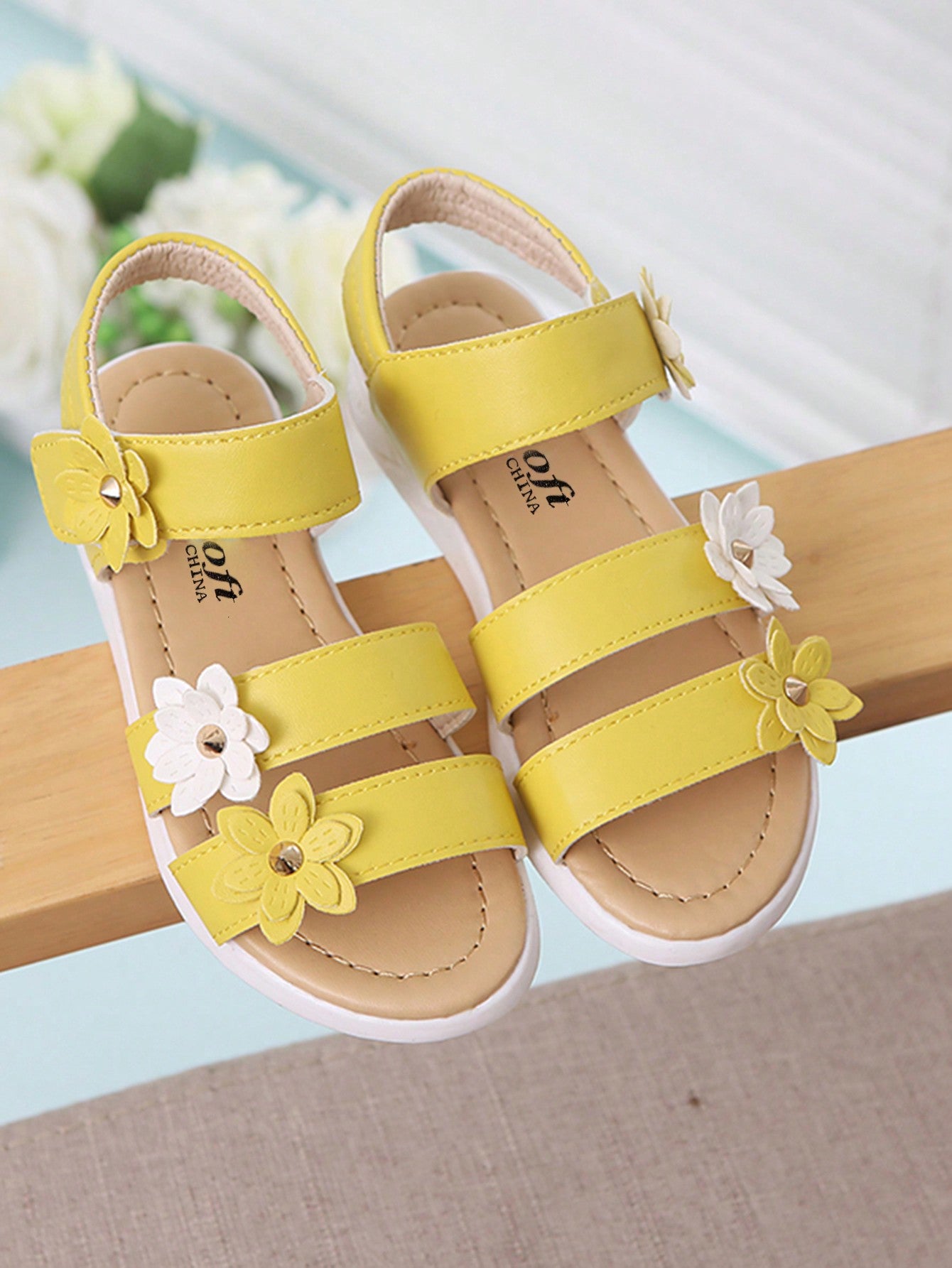 Kids Comfortable Lightweight Flat Sandals With Flower Detailing For Girls Fashionable Trendy Shoes