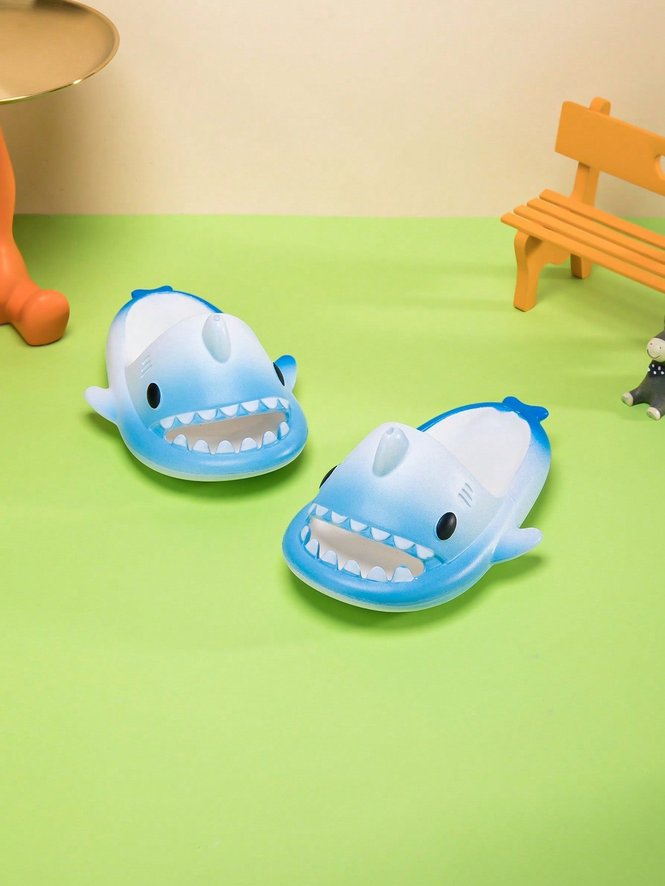 Children's Foam Slippers Cartoon EVA Shark Shaped Slip-Resistant Outdoor Comfortable & Breathable Slides, Gradient Color, 1 Pair