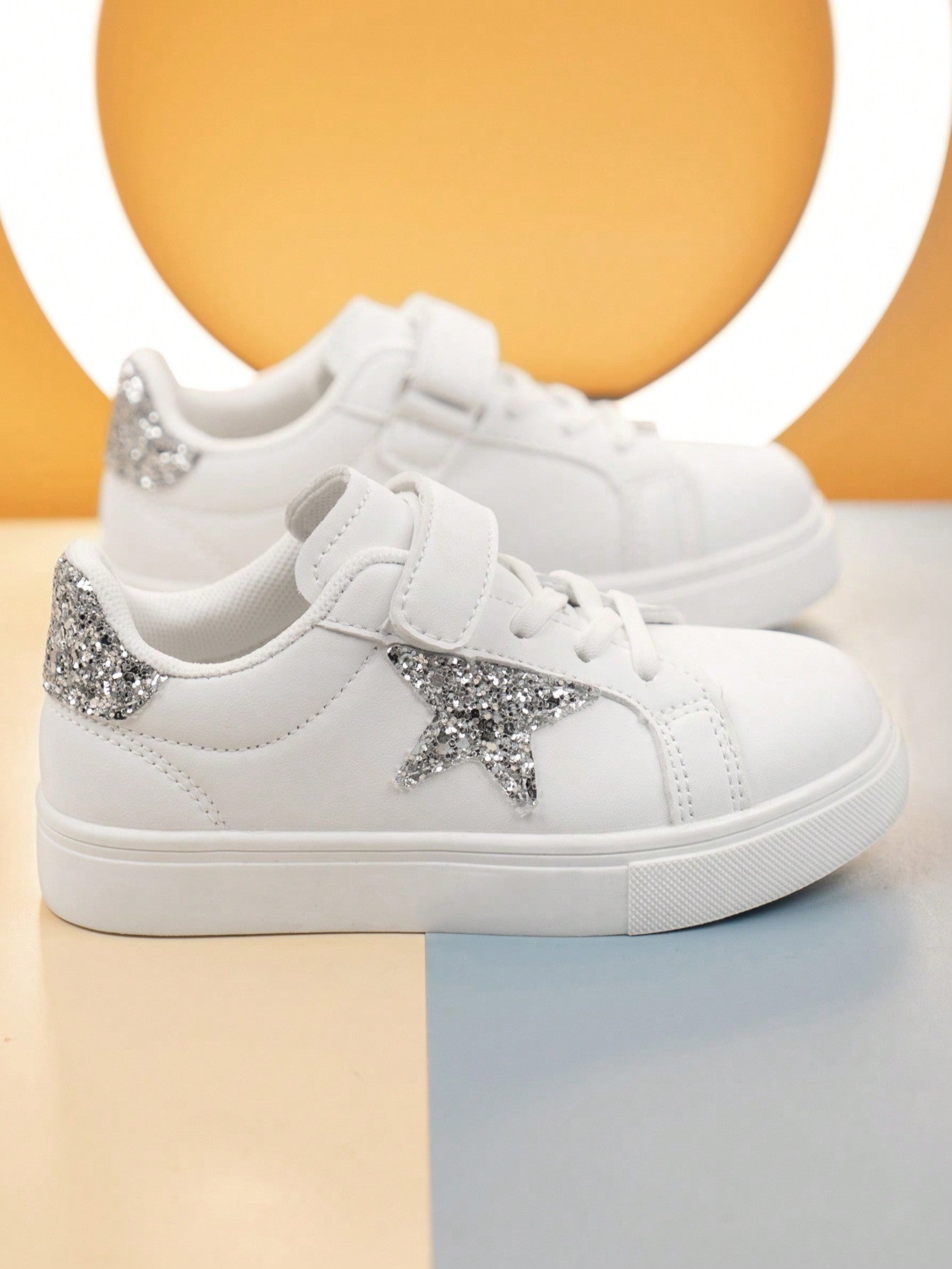 A Pair Of Girls\" Lightweight And Waterproof Sneakers With Glitter Star Decorations All Over And Flat Soles, Suitable For All Seasons, Comfortable And Slip-Resistant For Outdoor Activities.