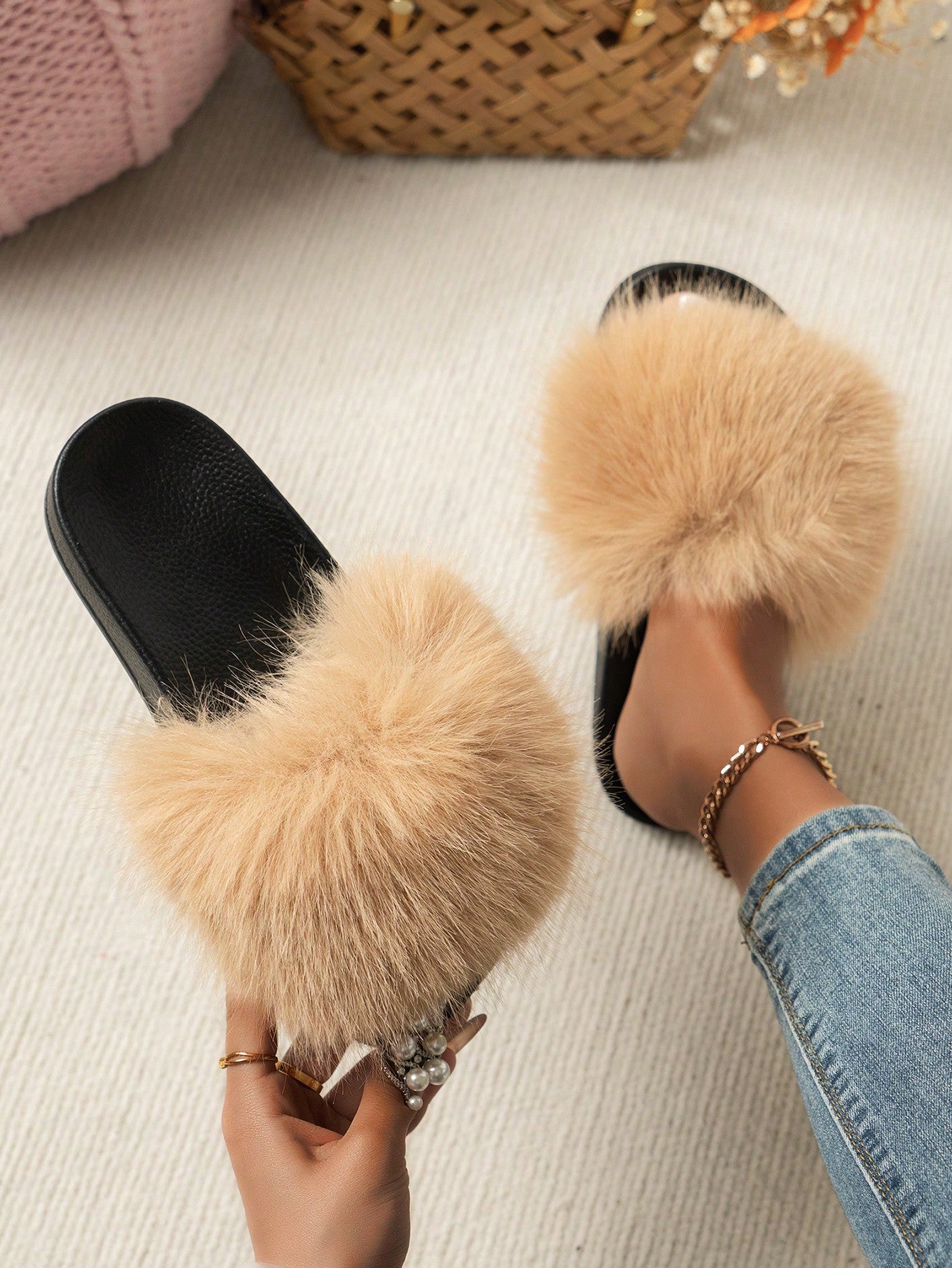 European And American Style Trendy Furry Slippers For Women, Suitable For Indoor And Outdoor Wear, Flat Heel, Faux Fur Material With Soft Sole, Ins Popular Single-Strap Slides For Autumn And Winter