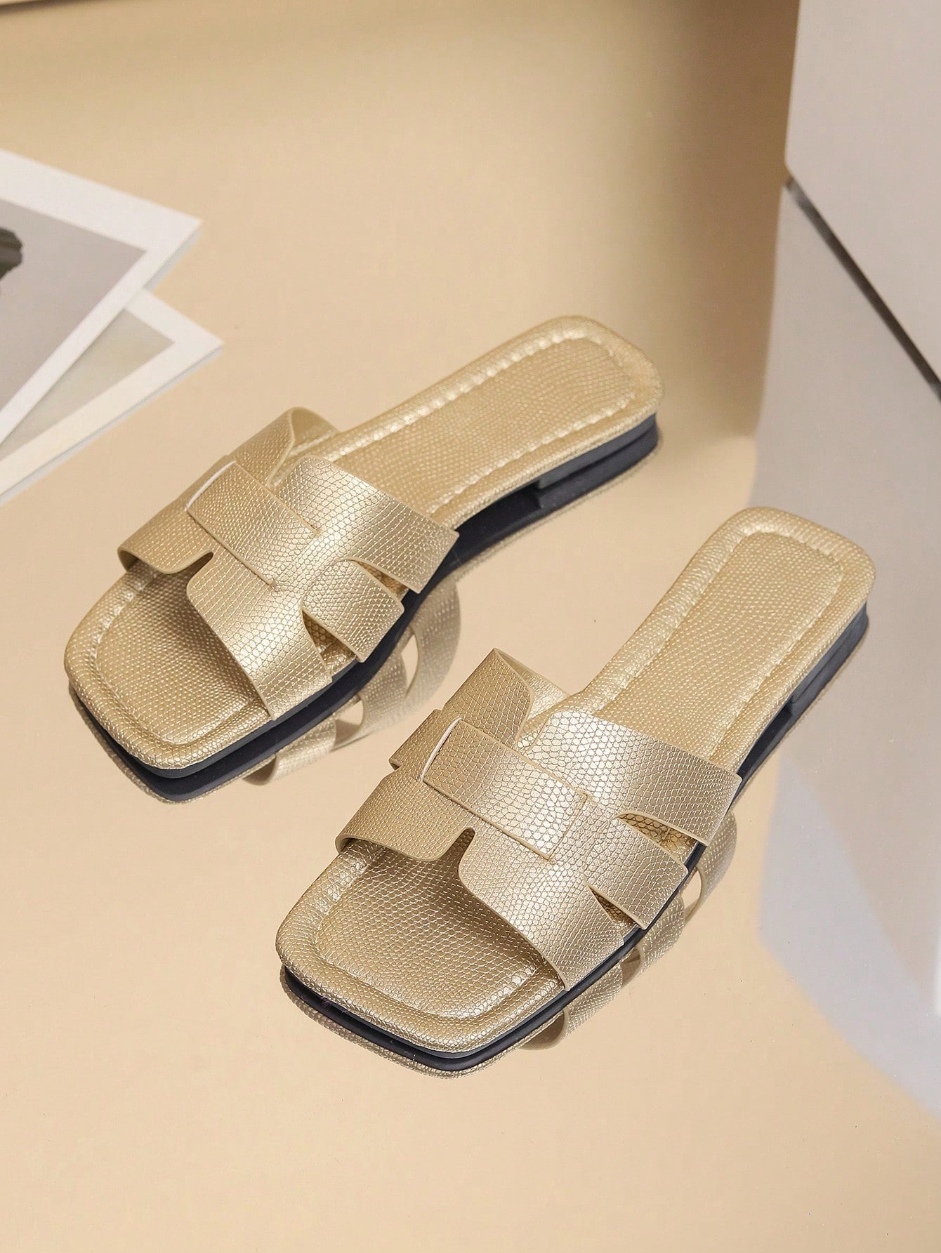 Youth Slip-Resistant Wear-Resistant PU Flat-Bottomed Fashionable Women Slippers With Square-Toe, Popular In Europe And America, Suitable For Summer Beach Vacation