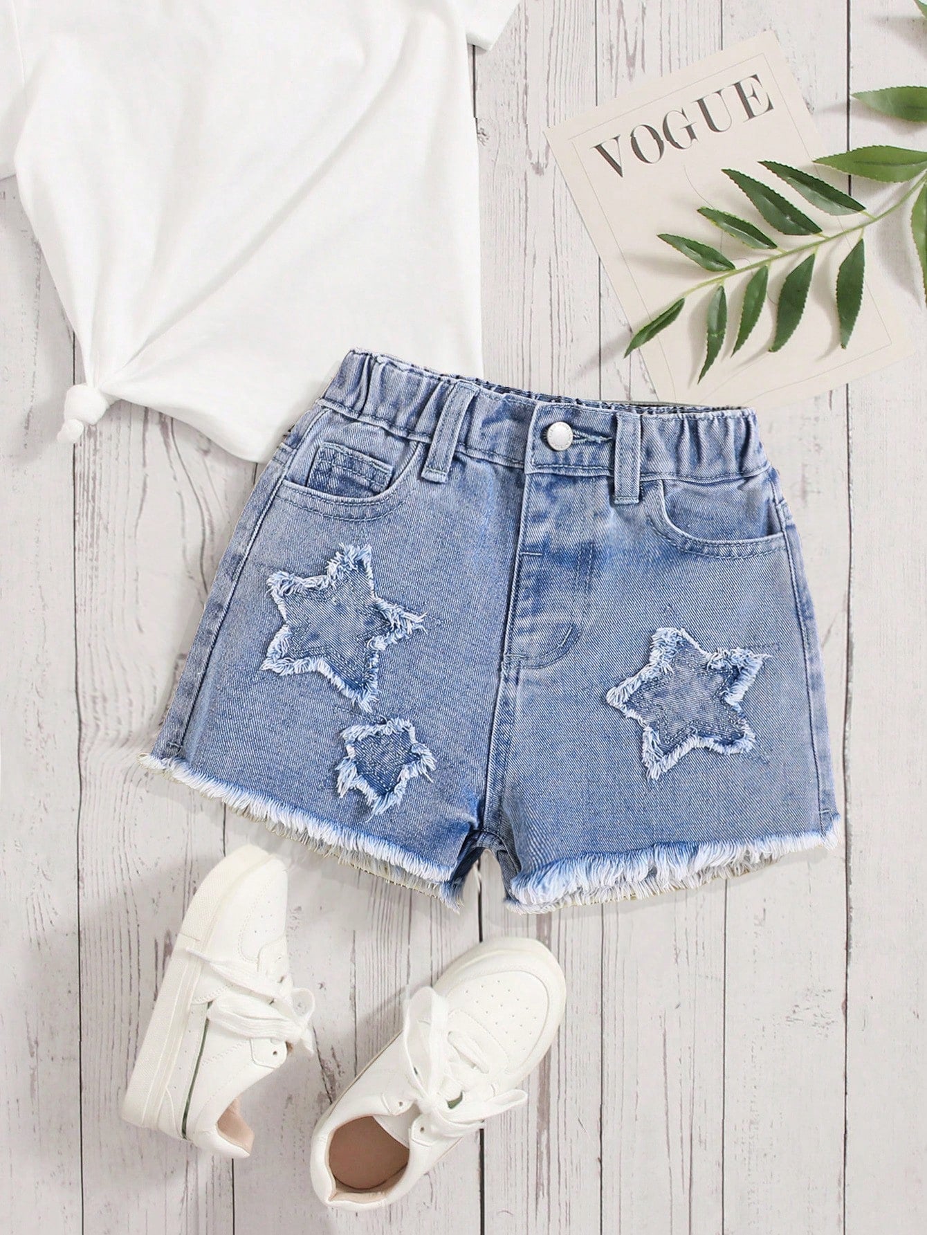 Young Girl Washed Denim Shorts With Star Applique, Raw Hem For Music Festival, Casual Wear