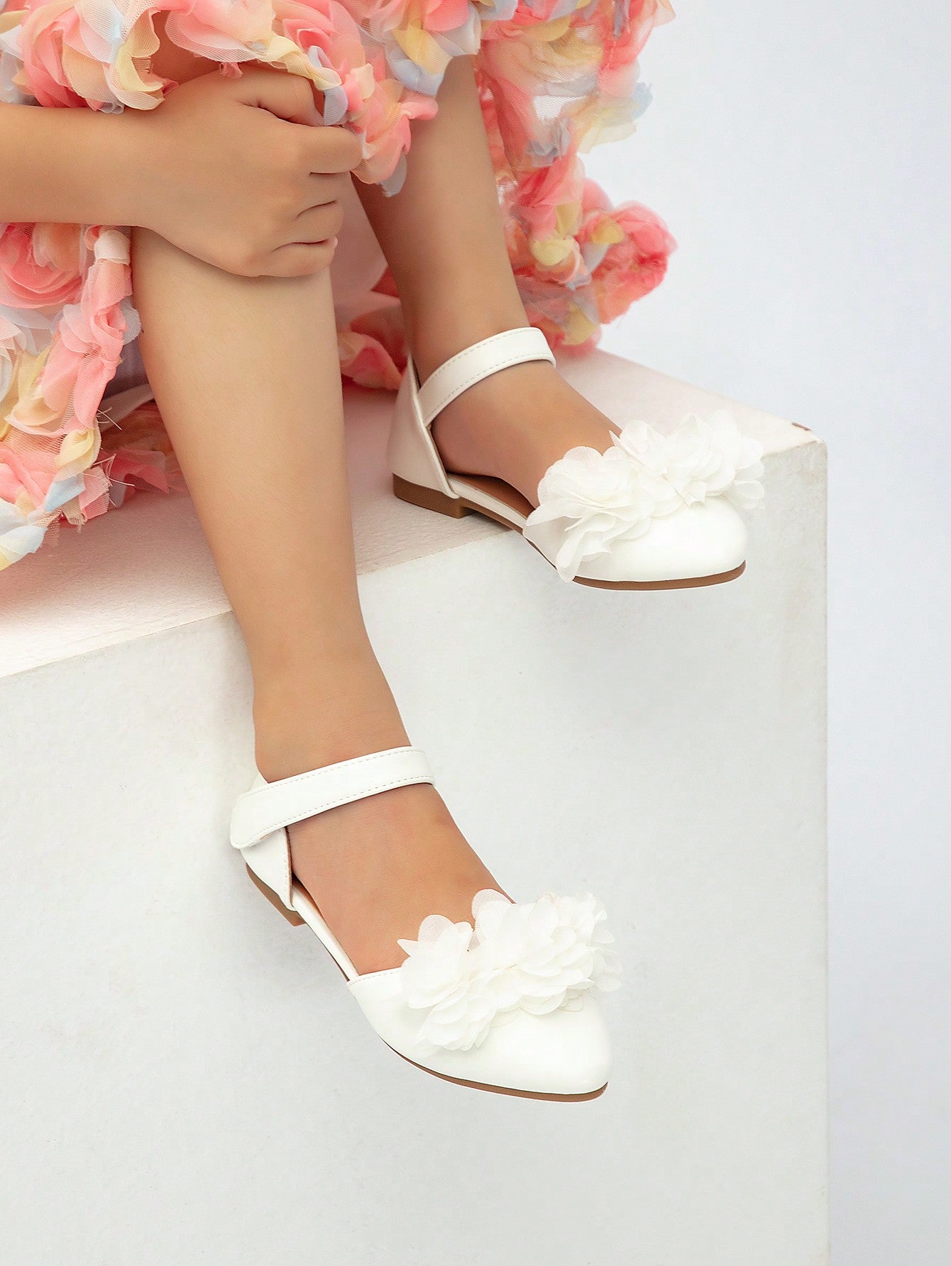 New Spring Arrival Girls' Fashionable Lace Flat Shoes With Pointed Toe For Catwalk