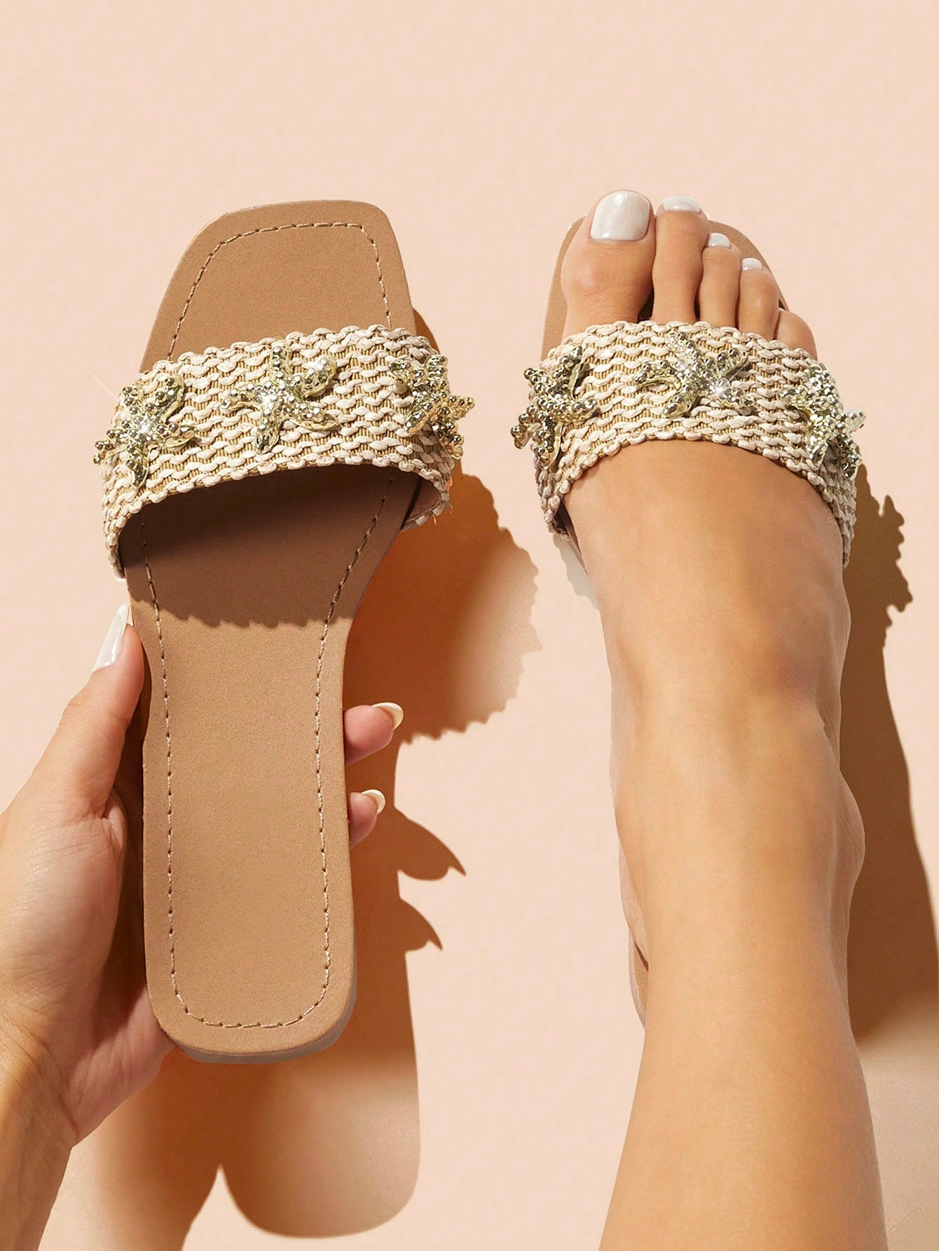 Women's One Band Raffia Ornamented Flat