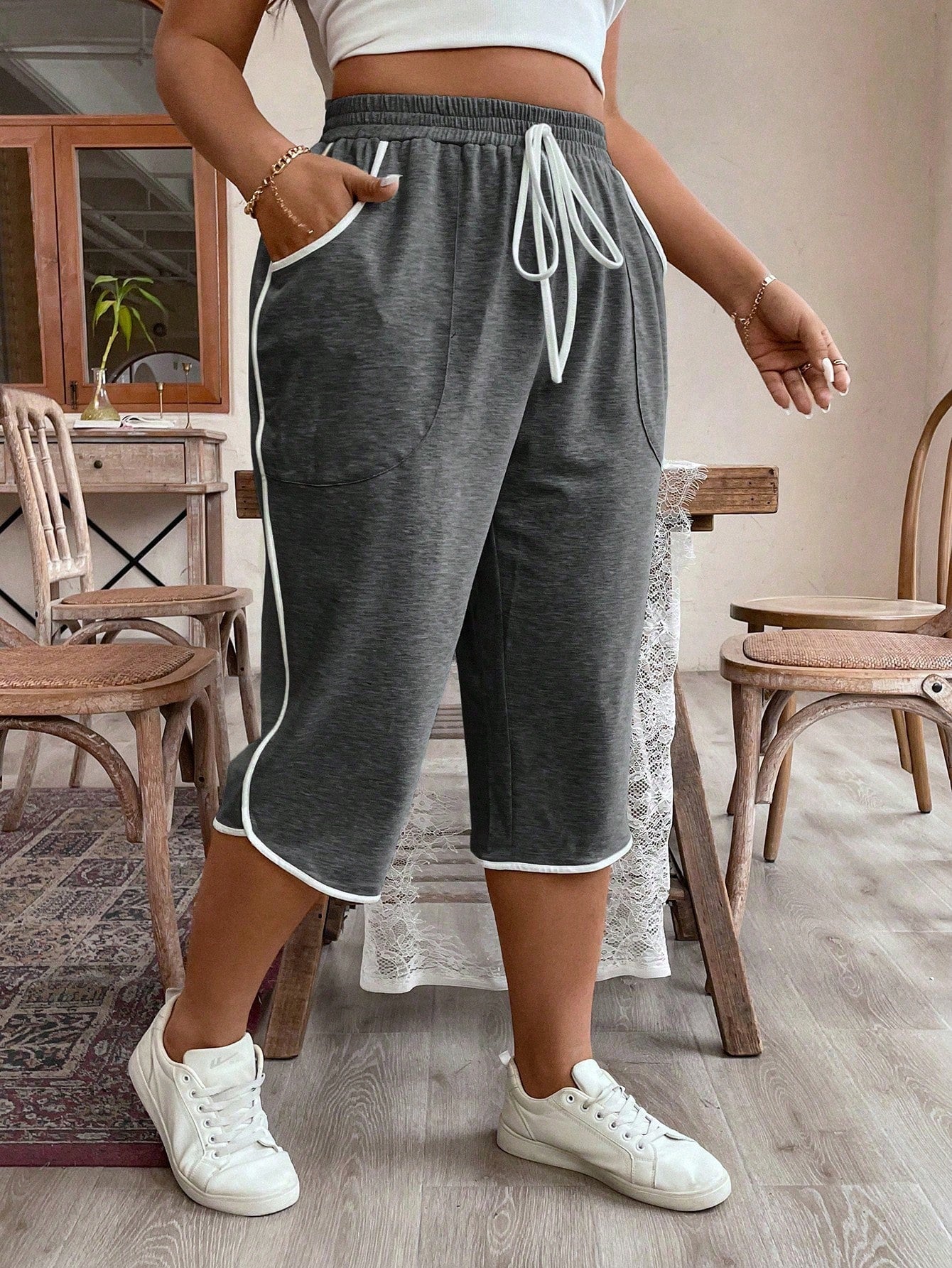 Plus Size Women Drawstring Waist Loose Fit Capri Pants With Pockets