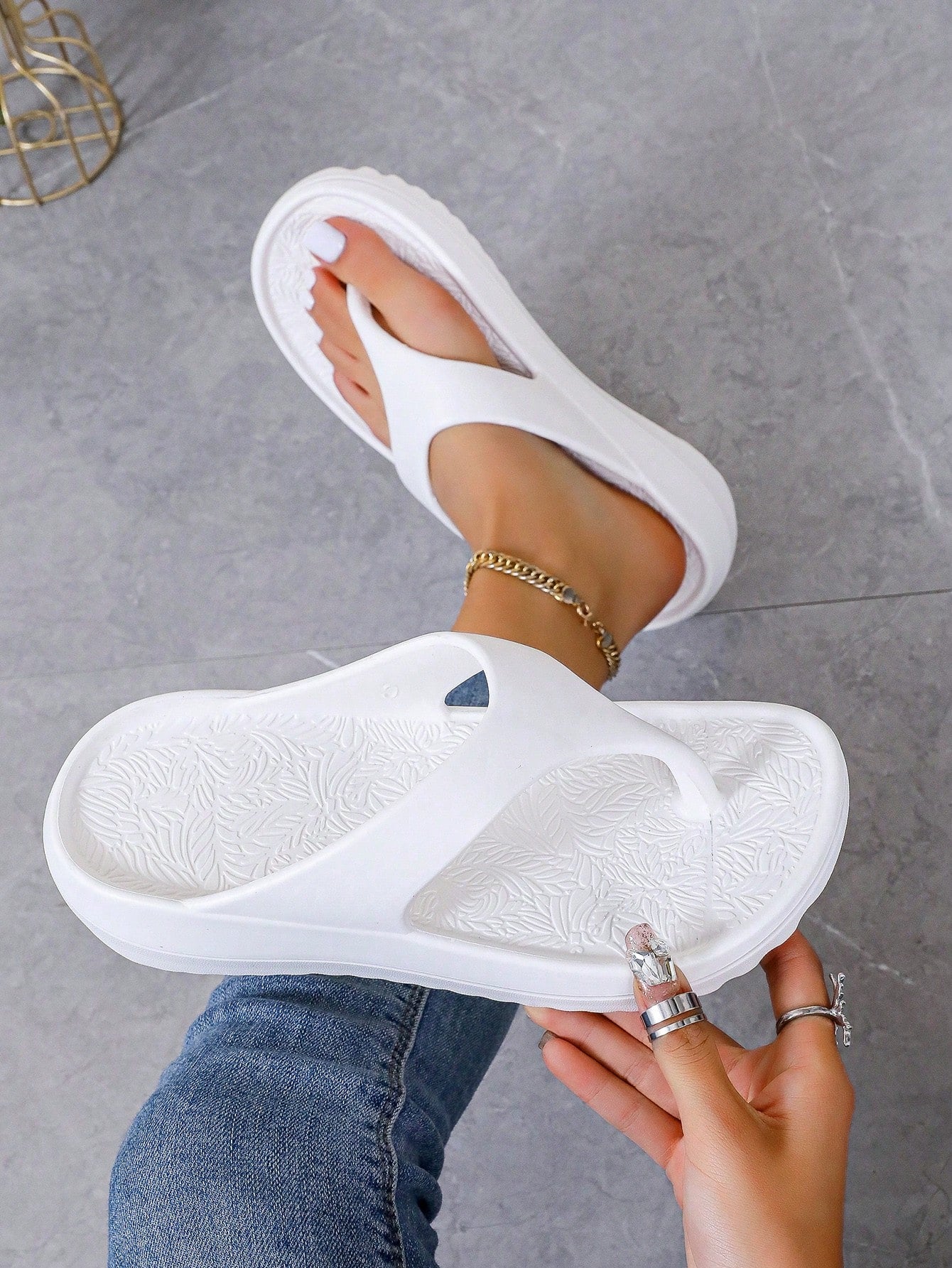 New Summer Unisex Slippers, Couples' Flip Flops, Fashionable And Versatile Beach Shoes For Outdoor Activities, Beaches, Holidays, With Toe Separators