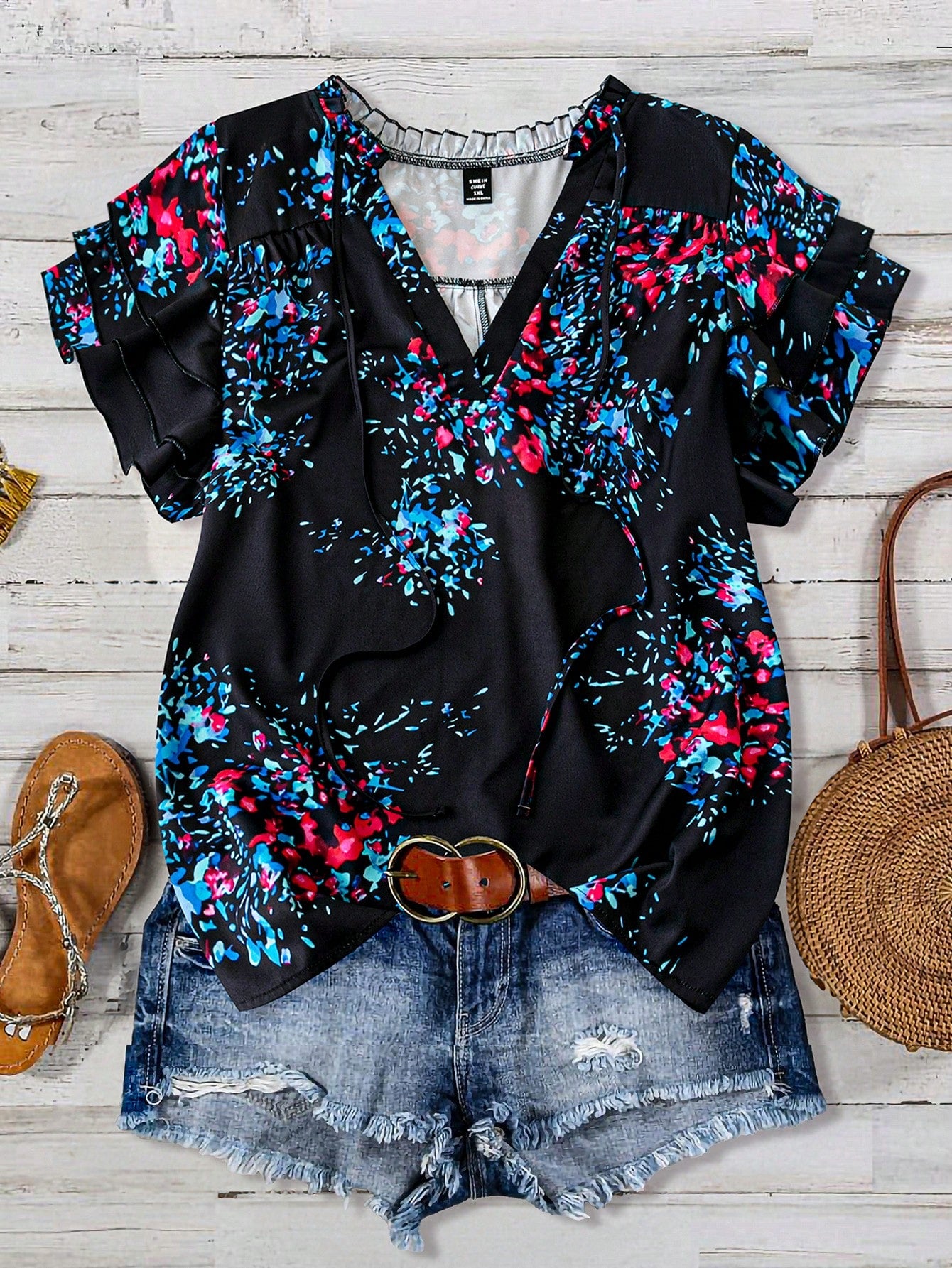 Plus Size V-Neck Shirt With Floral Print And Ruffle Hem