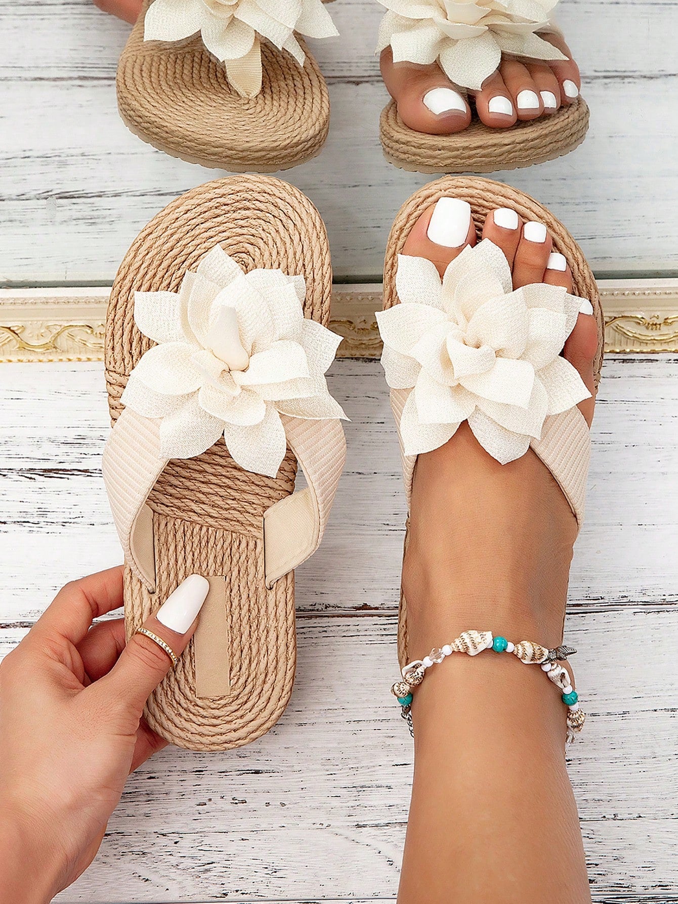 Women's White Flower Fashion Shoes, Summer Style Woven-Like Flat Sandals, Casual Beach Flip Flops With Woven-Like Soles