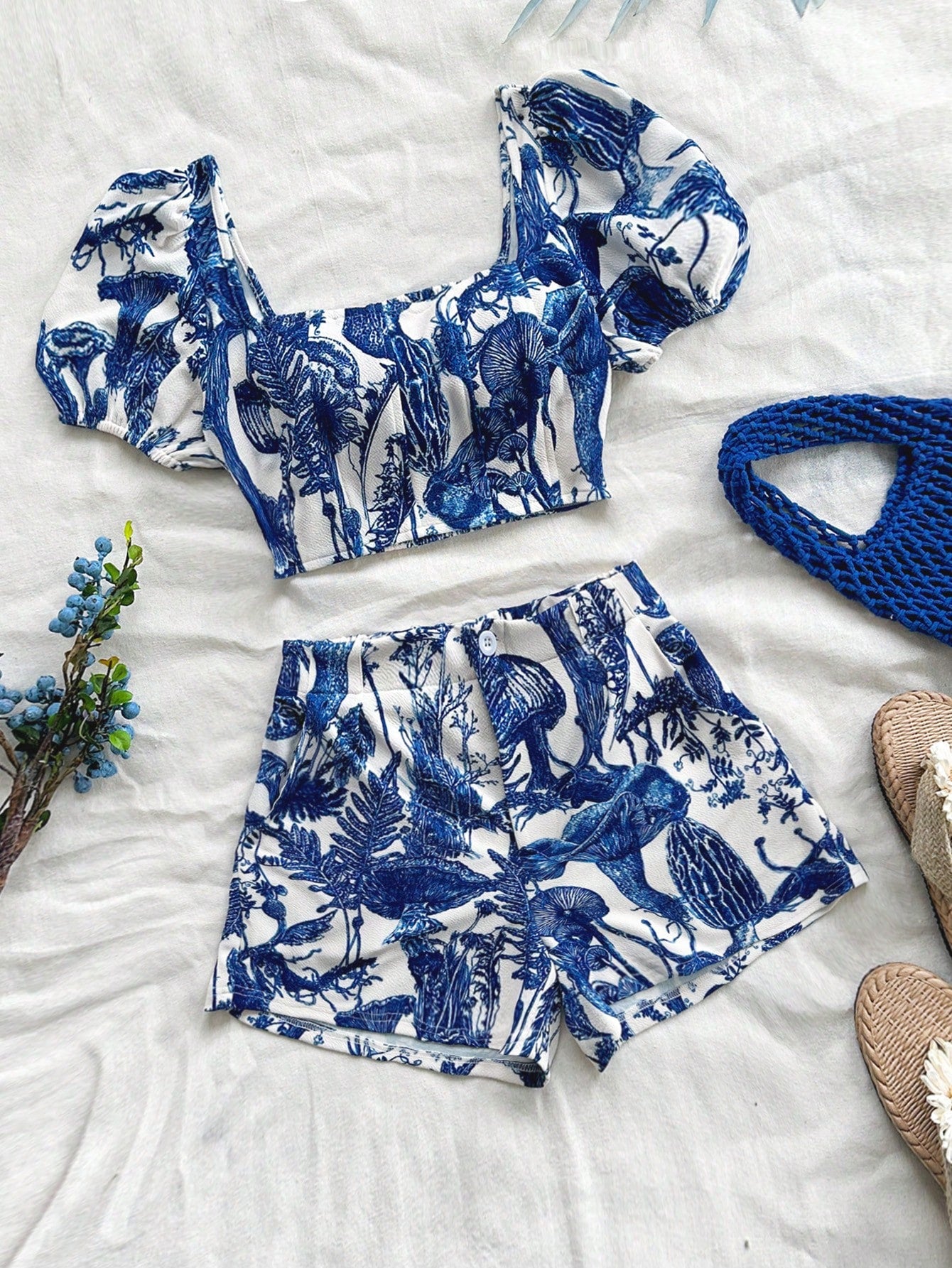 Blue & White Floral Knitted Crop Top & Shorts Set With Fitted Bubble Sleeves For Ladies, Romantic Holiday/Casual Outfit