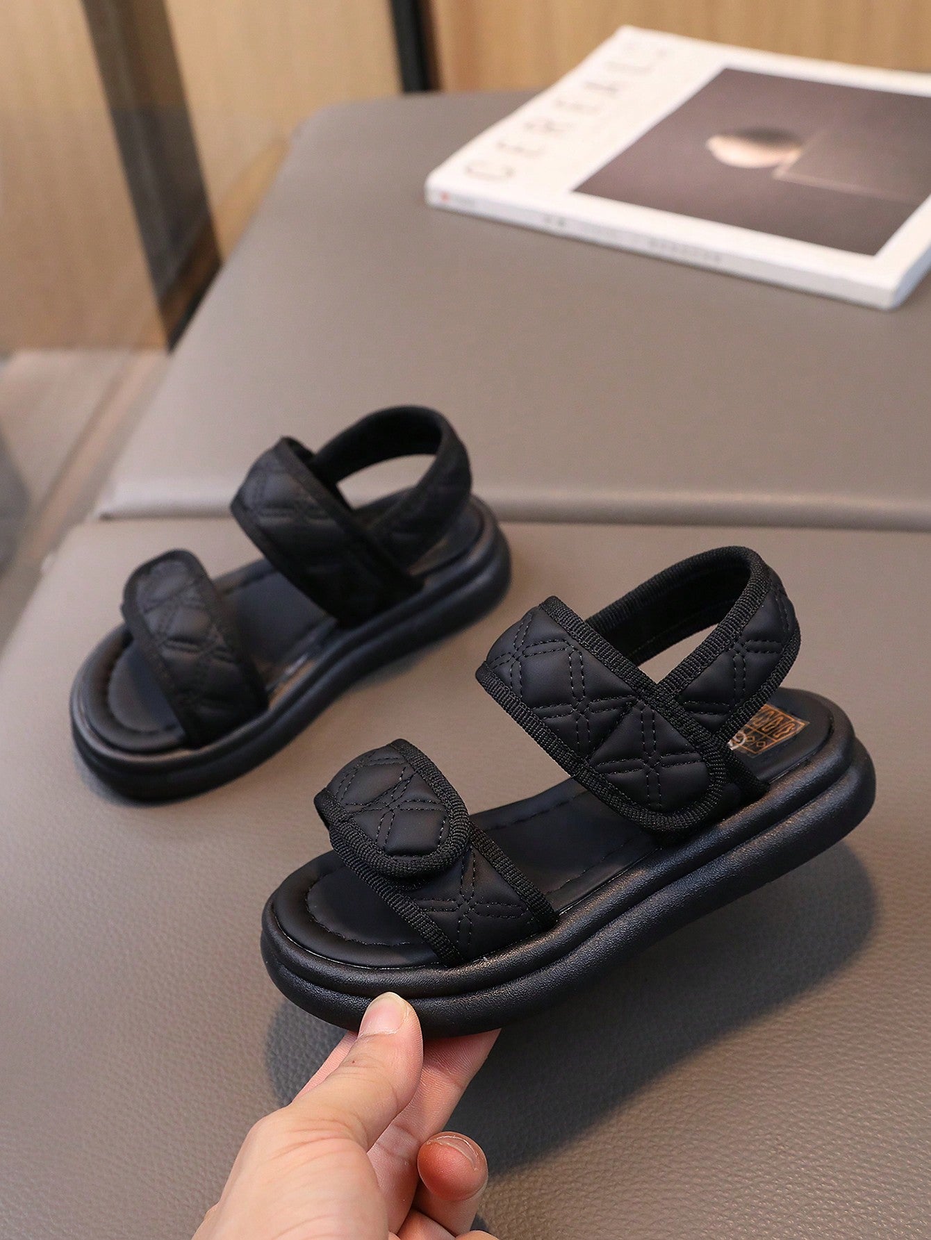 1 Pair Black PU Hook-And-Loop Design Flat Sandals For Girls, Suitable For Daily Wear In Summer