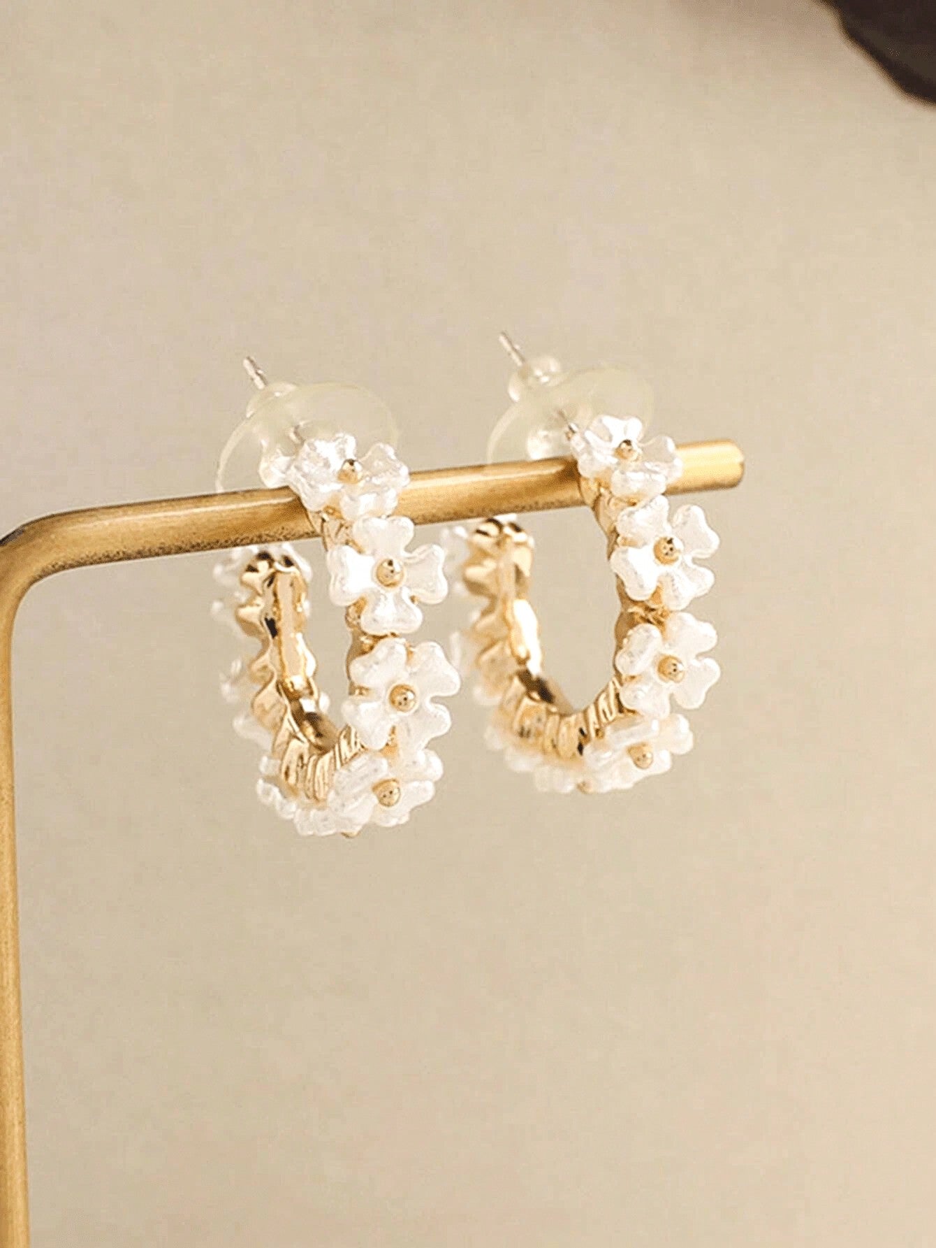 1pair Girls' Vintage Flower C-Shaped Alloy Stud Earrings, Elegant Design & Fashionable Style