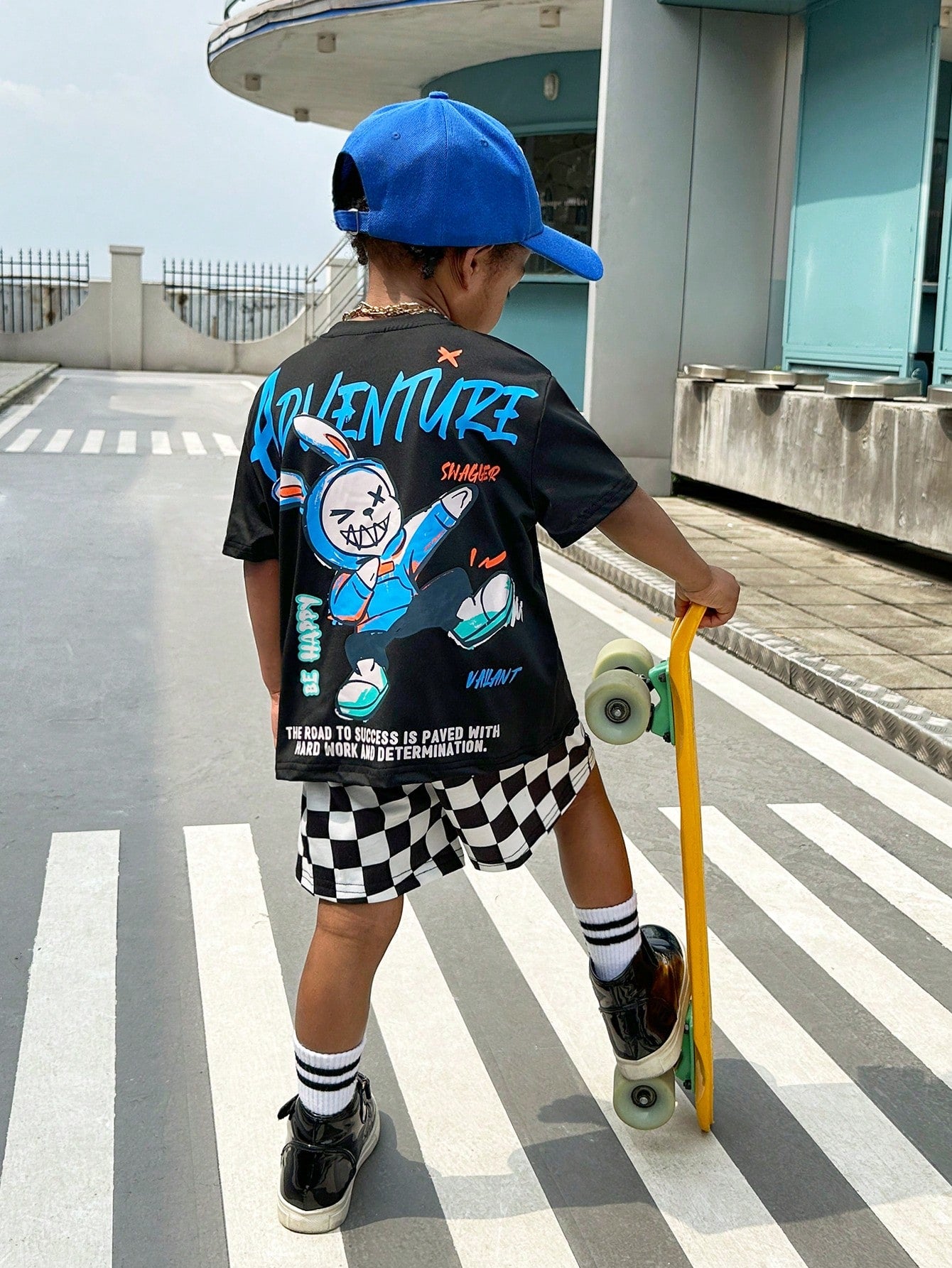 2pcs/Set Young Boys' Casual College Style Comfortable Fashionable Practical Versatile Soft Comfortable Cool Street Graffiti Hand-Painted Breathable & Comfortable Short Sleeve T-Shirt And Checkerboard Pattern Shorts, Suitable For Spring And Summer