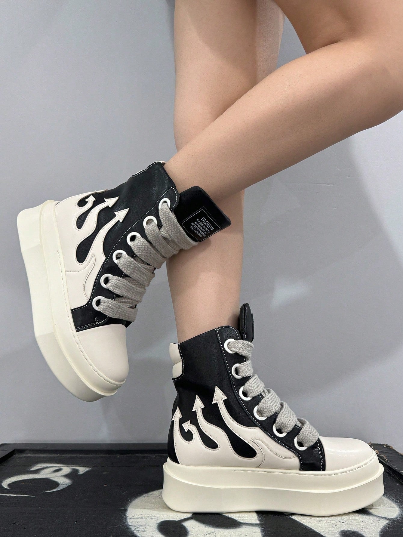 Flat Platform Fashion Sneakers Black Round Toe Thick Bottom Embroidery Ladies Ankle Boots Lace Up Designer Vulcanized Shoes Goth Punk Rock Sport Flame Shoes