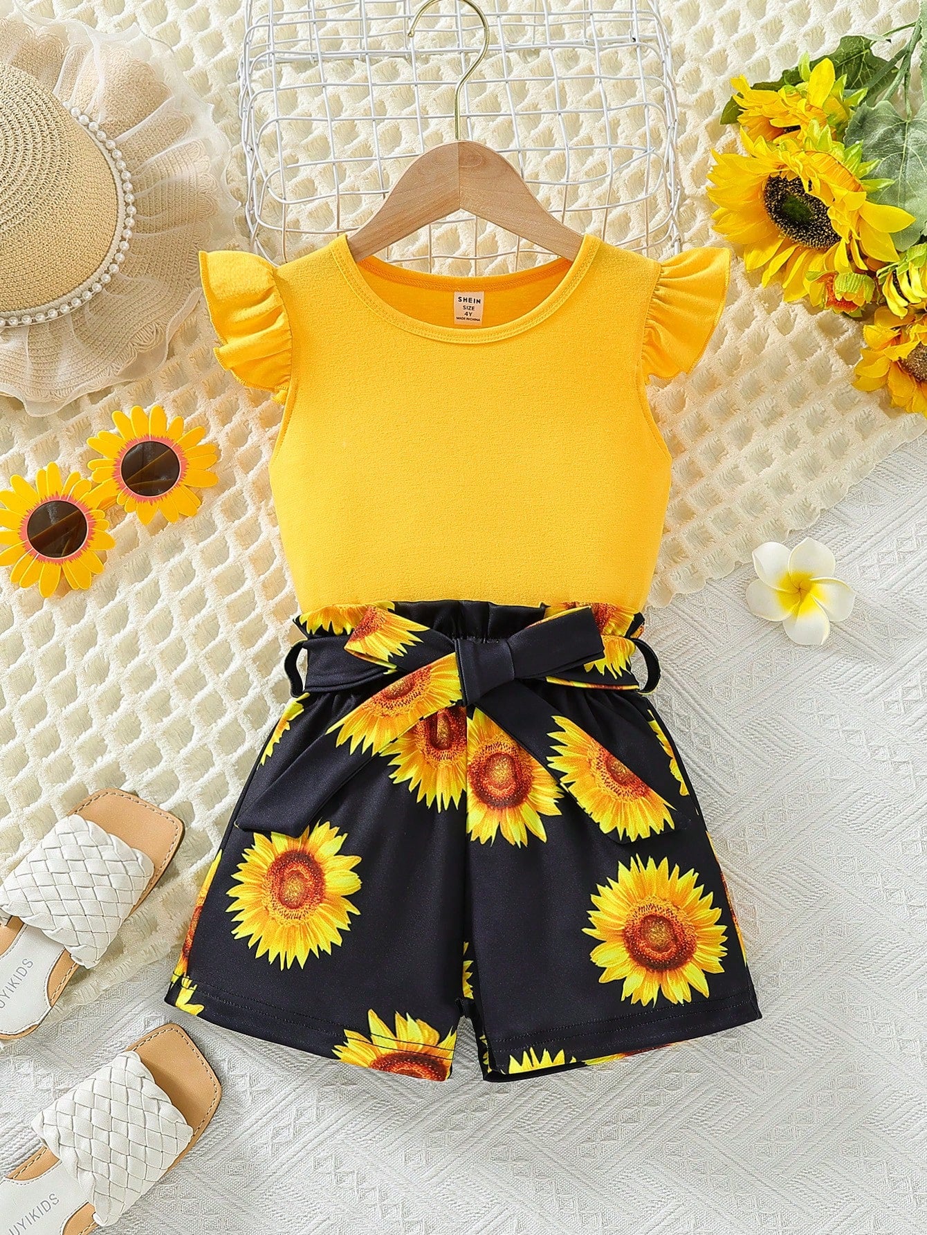 Young Girl Summer Vacation Solid Color Short Sleeve Top And Tropical Print Shorts Outfit