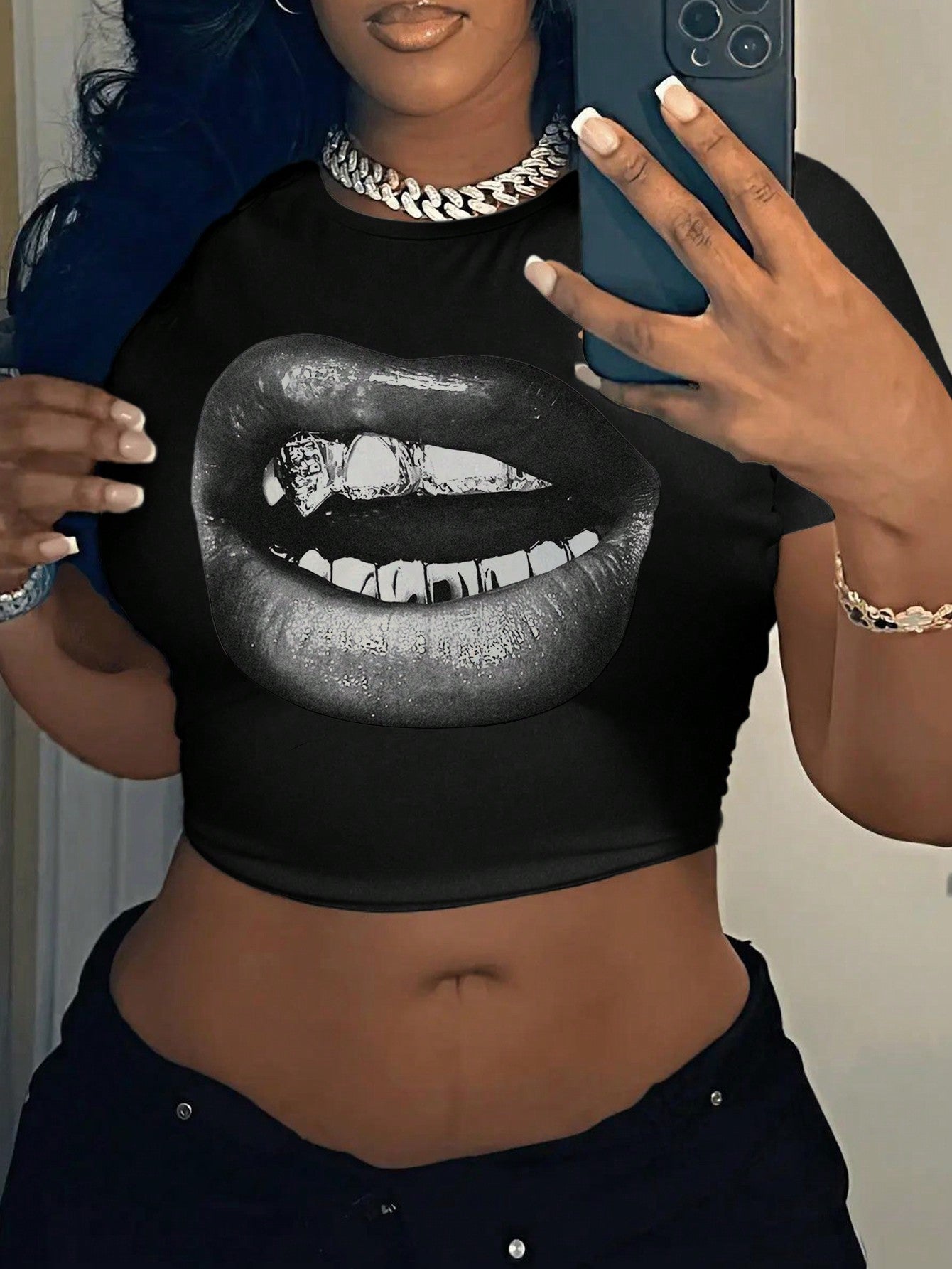 Casual Minimalist Mouth & Gold Teeth Printed Round Neck Crop Sleeve Slim Crop Top T-Shirt For Women, Suitable For Summer