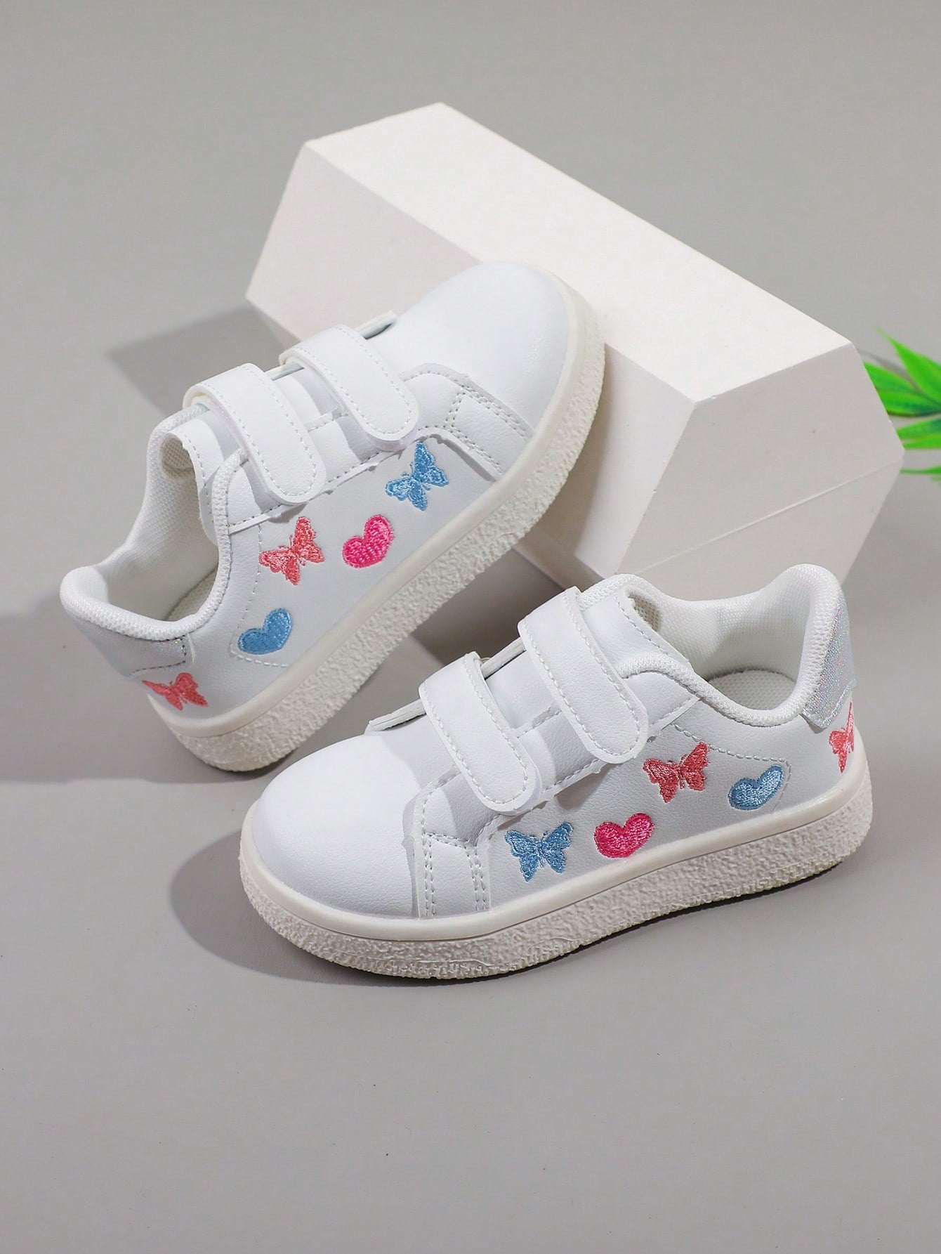 1 Pair Girls' All-Match Breathable Sneakers With Hook-And-Loop Closure, Embroidered Butterfly & Heart Decor, Casual White Shoes