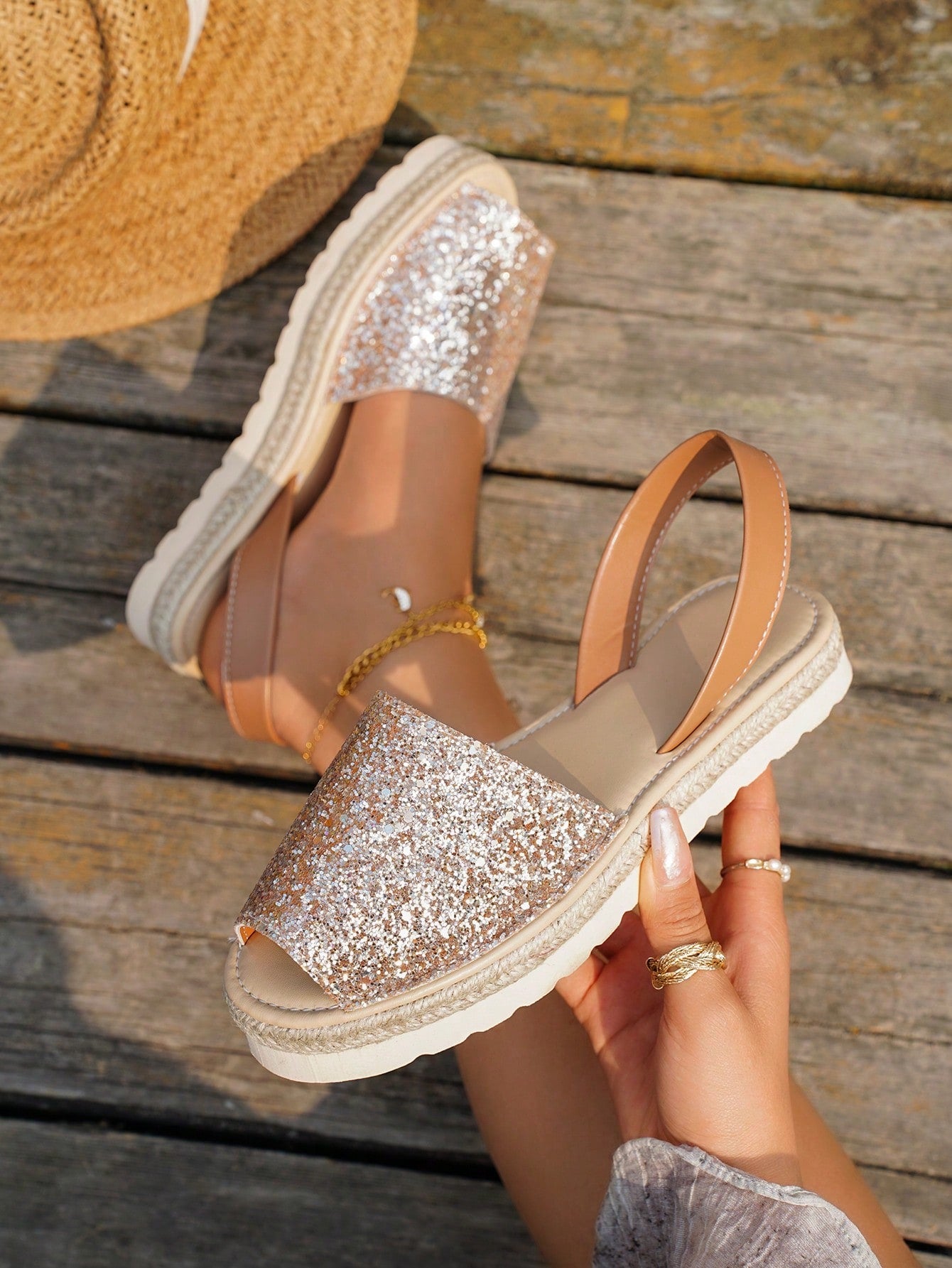 Women's Fashionable Casual And Beach Style Straw-Braided PU Material Open Toe, Lightweight, Round Toe, Peep-Toe, Slingback, Slip-On, Glitter Comfortable Summer Gold Flat Sandals